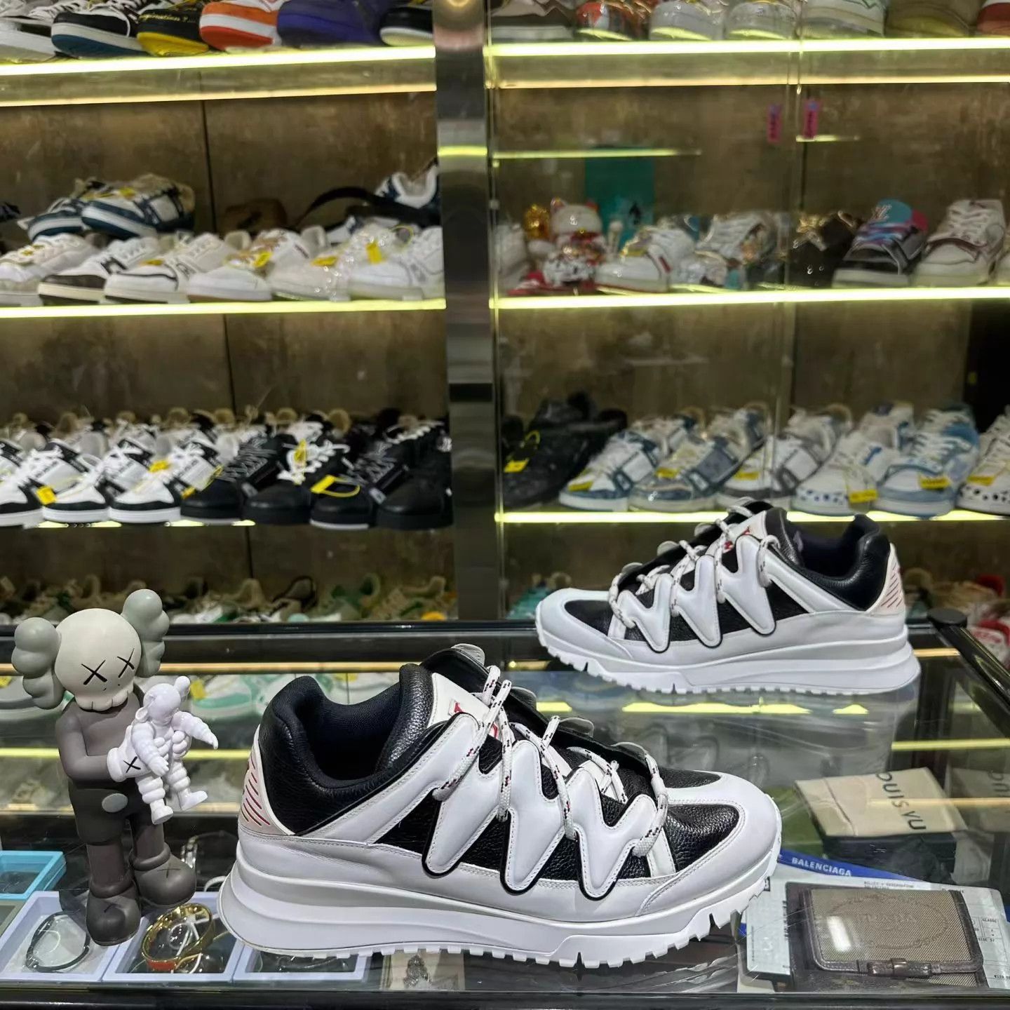 Louis Vuitton LV Black & White Zig Zag Sports Sneaker 43.5 Near Mint Size US 10.5 / EU 43-44 - 4 Thumbnail