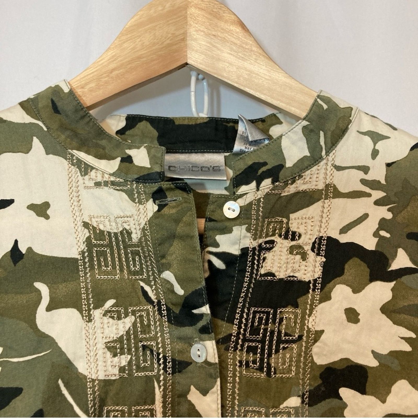Chicos Chico’s Camouflage Camo Embroidered Button Down Shirt Top Size L / US 10 / IT 46 - 3 Thumbnail