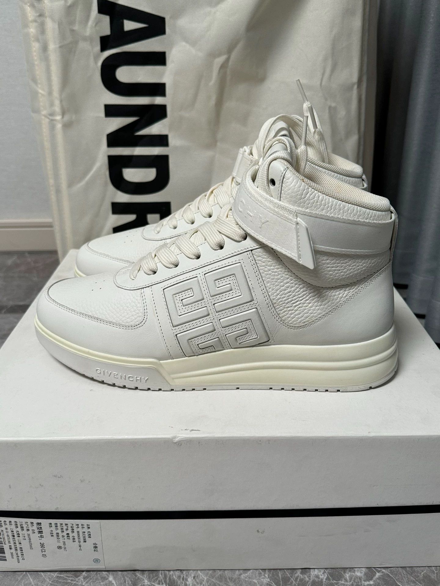 Givenchy Givenchy 4G Logo High Top Sneakers White 42 Size US 9 / EU 42 - 1 Thumbnail