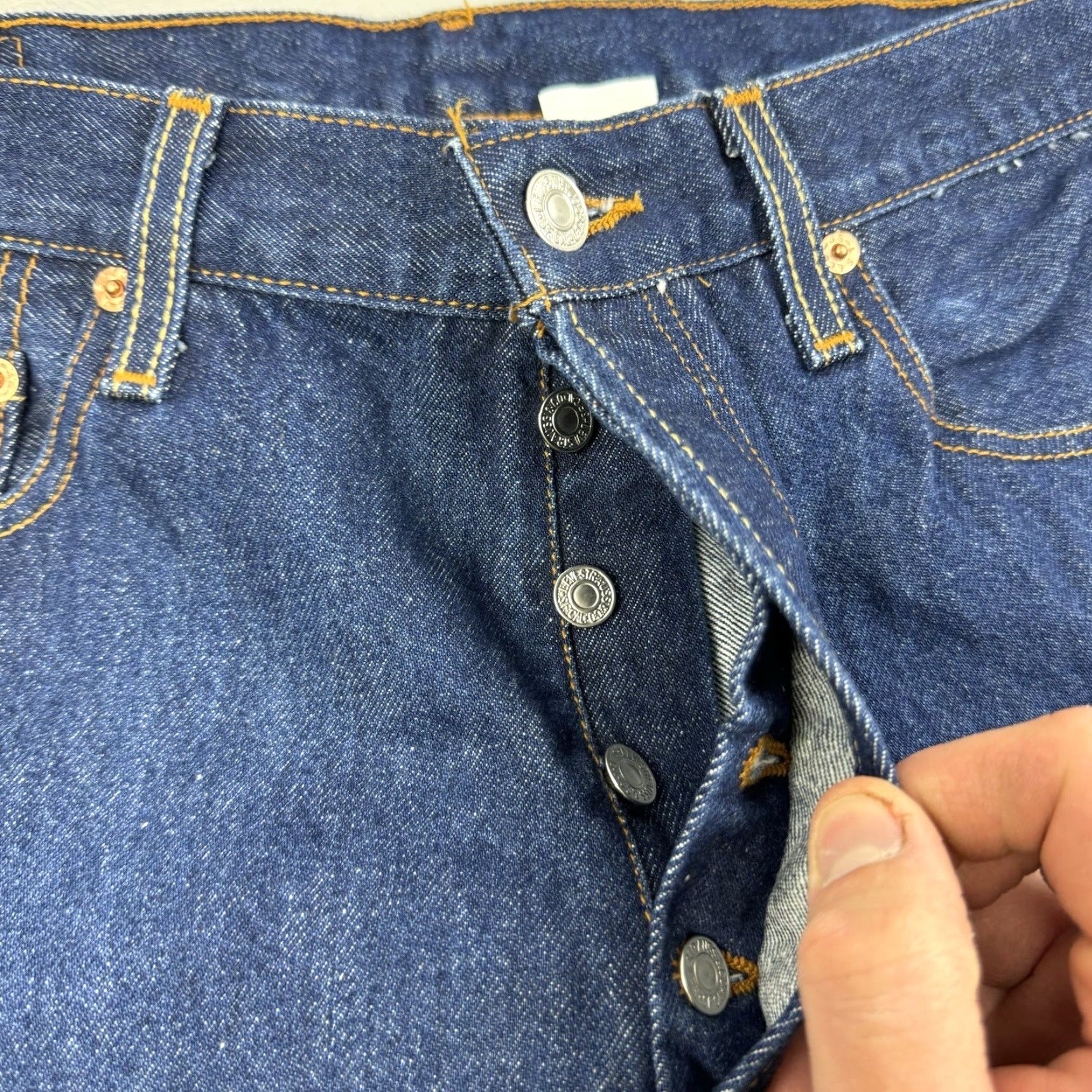 Levi's VINTAGE Levi's 501 Jeans Men Adult 35x32 Blue Button Fly Grunge Workwear 2000s Y2K Straight Size US 35 - 3 Thumbnail