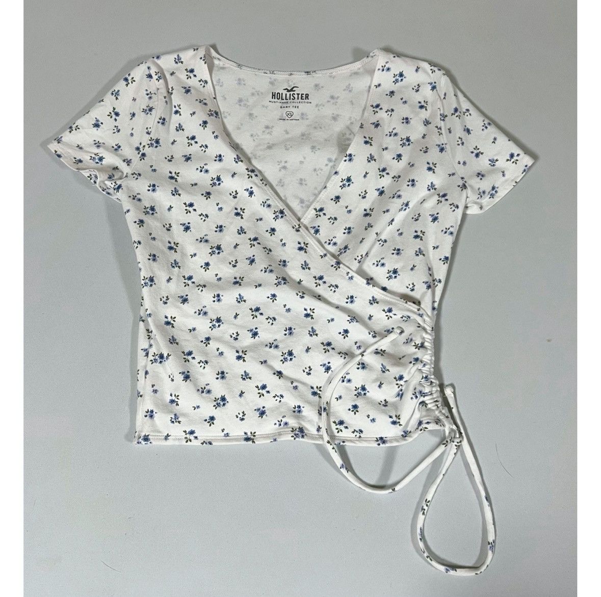 Hollister White Floral Wrap Ruched Baby Tee Shirt Top Blouse Size XS🩵✨ Size XS / US 0-2 / IT 36-38 - 1 Thumbnail