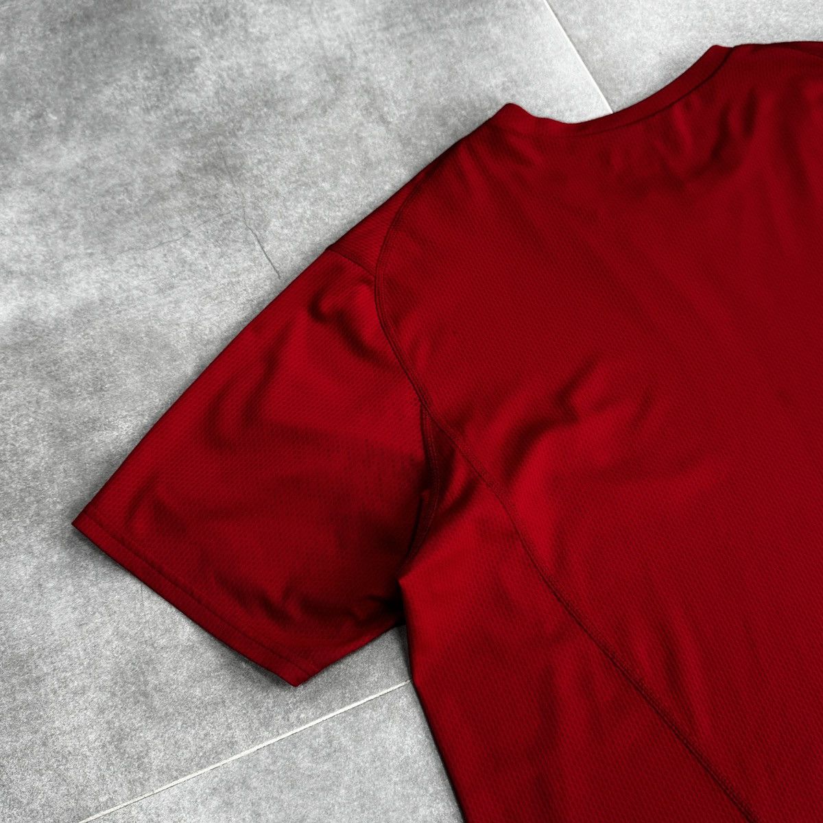 Arc'teryx Vintage Arc'teryx Arcteryx Reflective Logo Y2K Red T-Shirt Size US L / EU 52-54 / 3 - 13 Thumbnail
