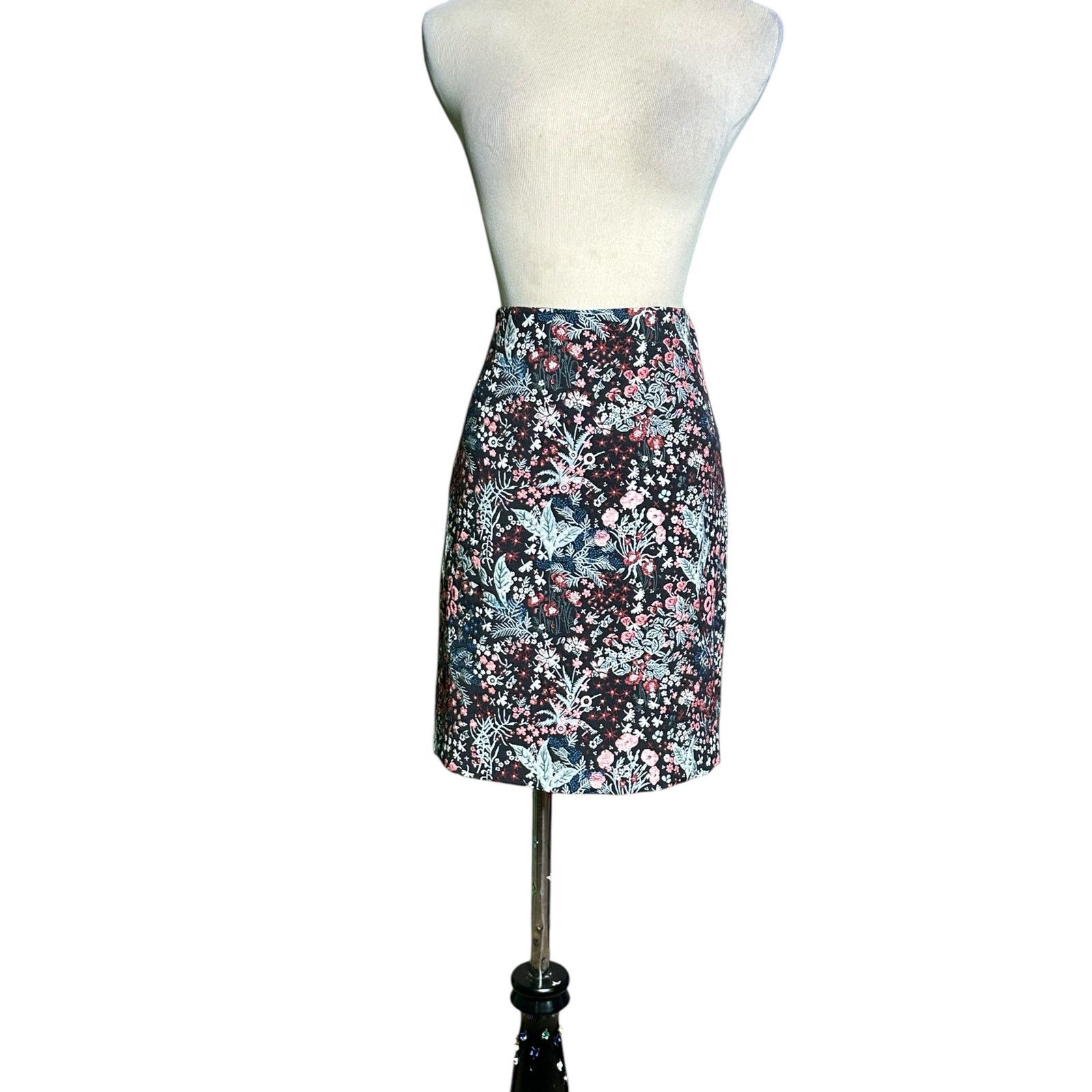 H&M H&M black red floral jacquard mini skirt size 6 Size 28" / US 6 / IT 42 - 11 Thumbnail