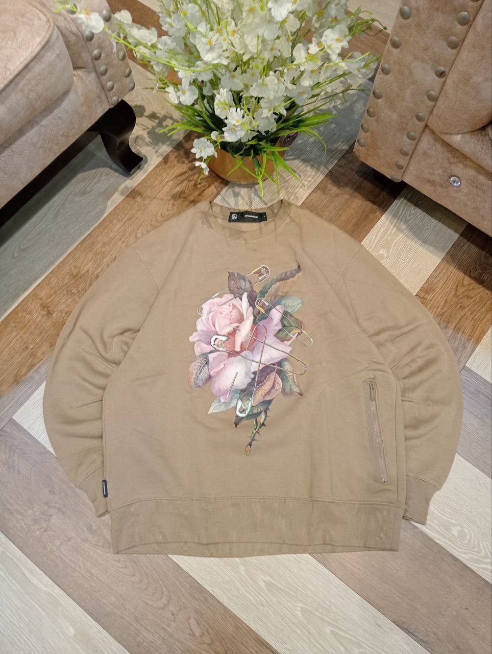 GU × Undercover GU X UNDERCOVER FLORAL ROSE OVERSIZED SWEATSHIRT - SIZE L Size US L / EU 52-54 / 3 - 1 Thumbnail