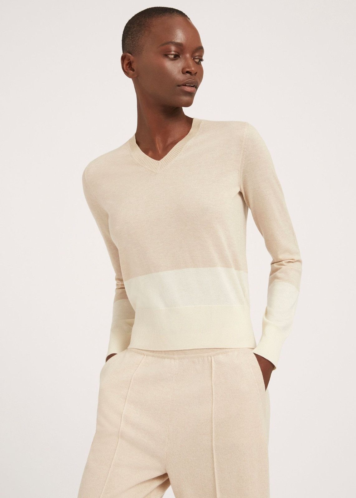 Loro Piana o1srvl11e0125 Grassmoor V-Neck Sweater in Beige & Ivory Size L / US 10 / IT 46 - 5 Thumbnail