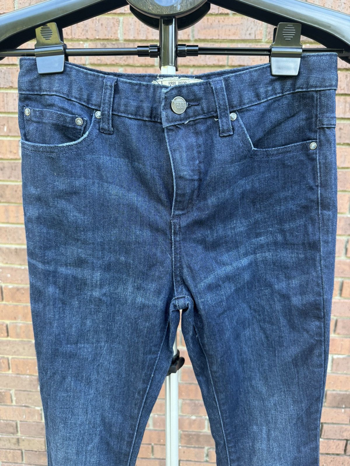 Free People Free People Stretch Skinny Denim Blue Jeans Dark Wash Sz 26 Size 26" / US 2 / IT 38 - 2 Thumbnail