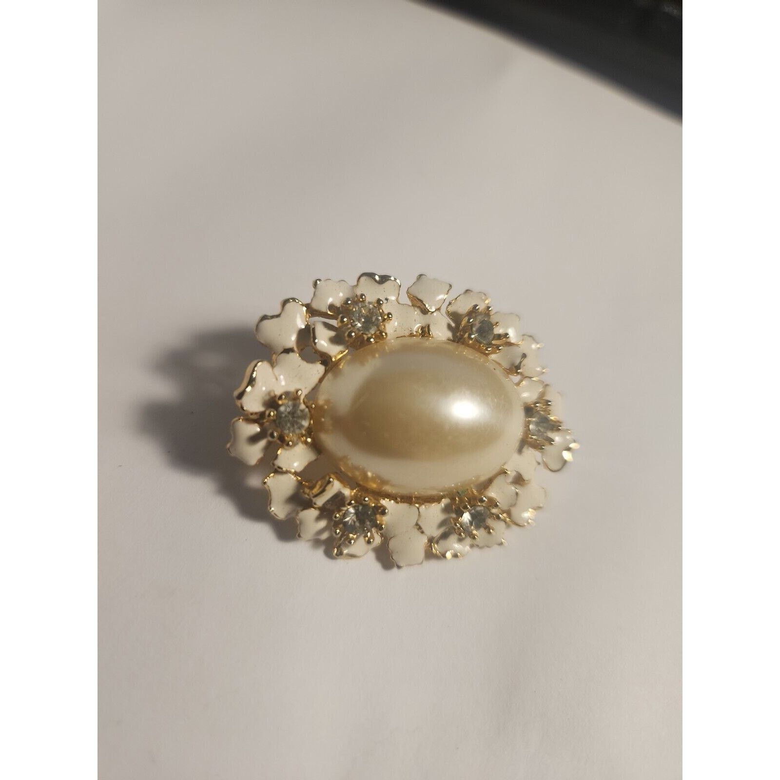 Other Vintage brooch white clear stones, large white center stone Size ONE SIZE - 2 Thumbnail