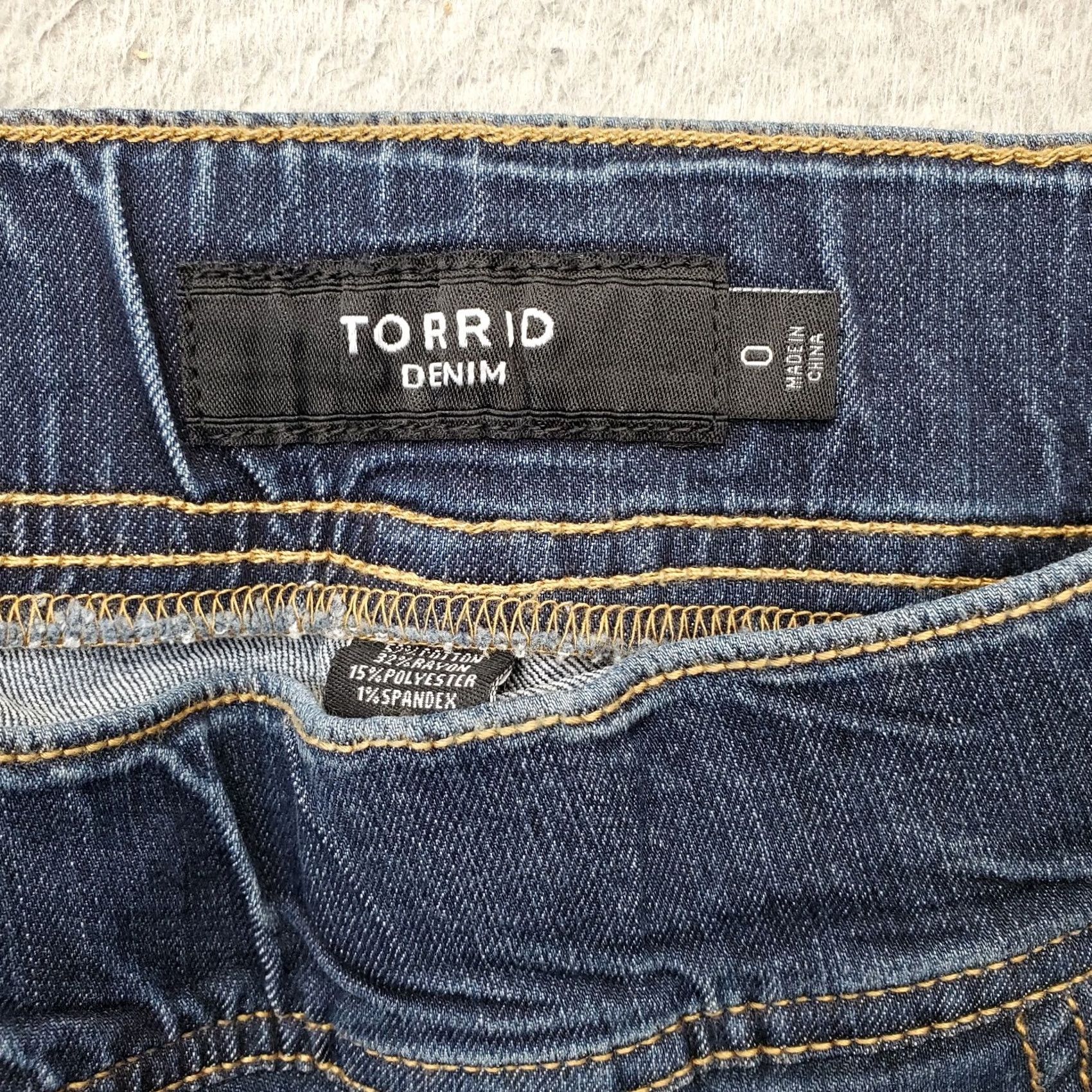 Torrid Torrid Bermuda Shorts Womens 0 Blue Denim Faded Stretch Pockets Inseam 10" Vintage: N/A Size 25" / US 0 / IT 36 - 6 Thumbnail