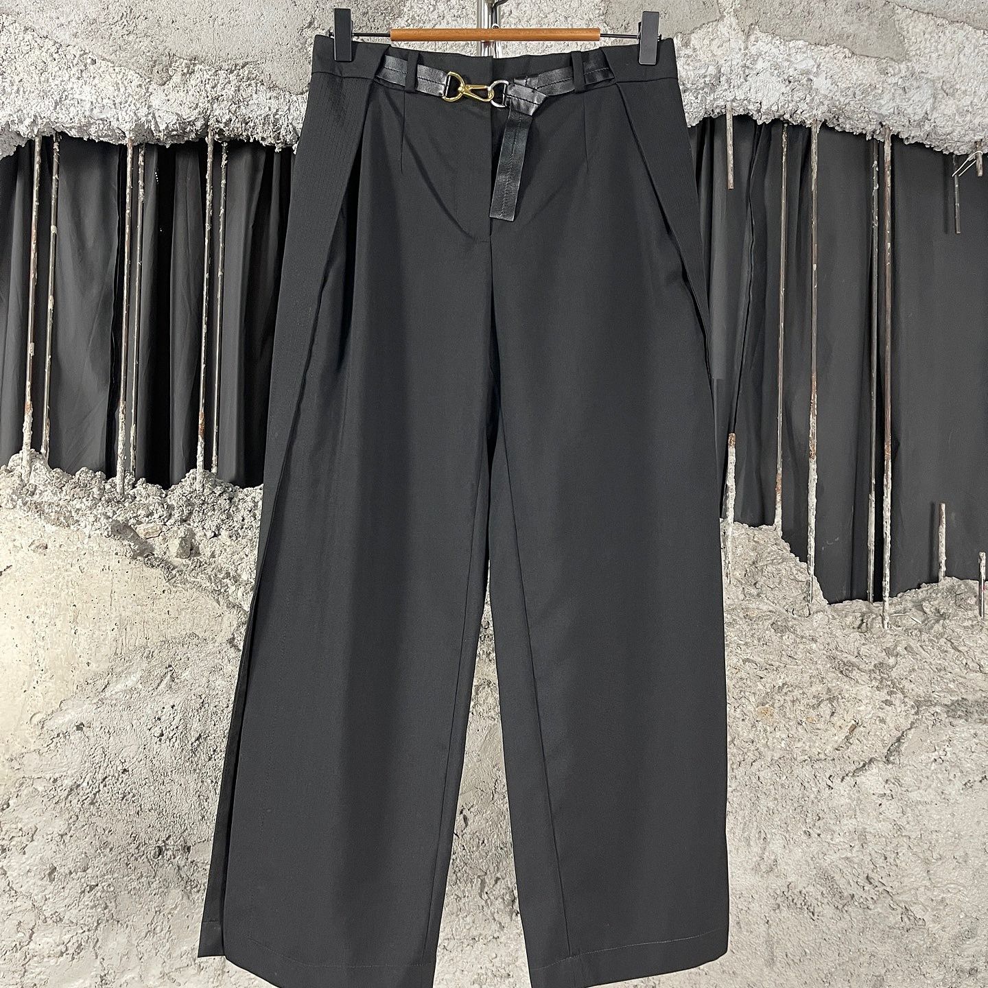 Louis Vuitton Louis Vuitton Belted Wide Leg Pants Black Size 34 Size 24" / US 00 / IT 34 - 1 Thumbnail