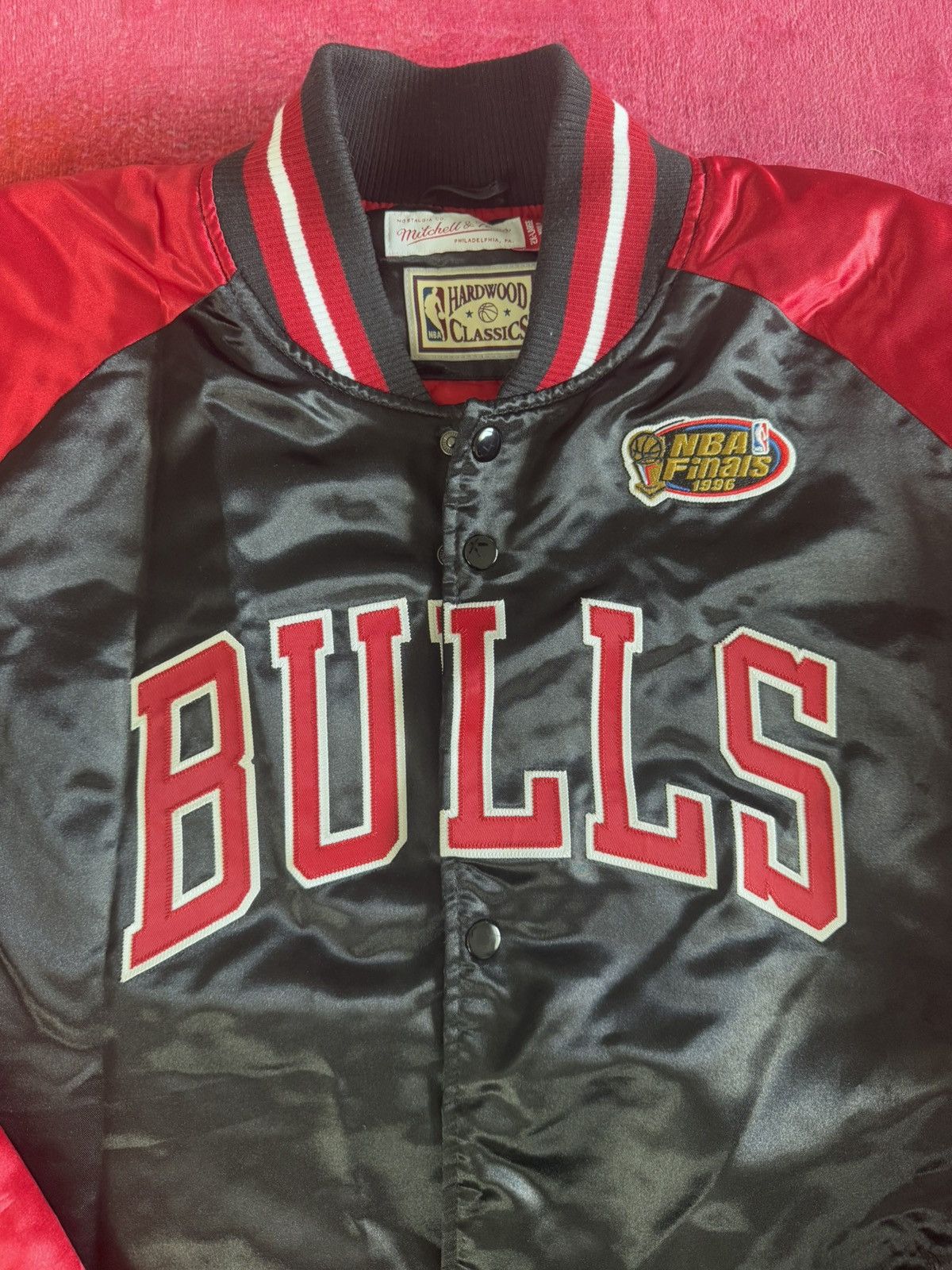Mitchell & Ness Bulls Satin Jacket XXL Mitchell & Ness Hardwood Classics 🏀 Size US XXL / EU 58 / 5 - 2 Thumbnail