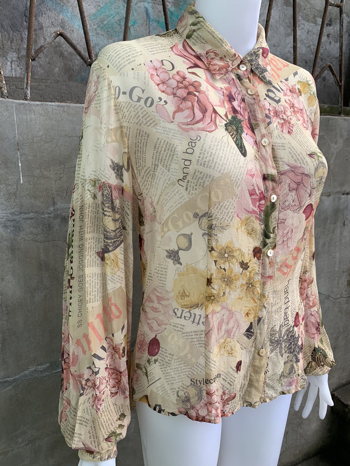 John Galliano Floral News Paper Silk Shirt Size L / US 10 / IT 46 - 2 Thumbnail