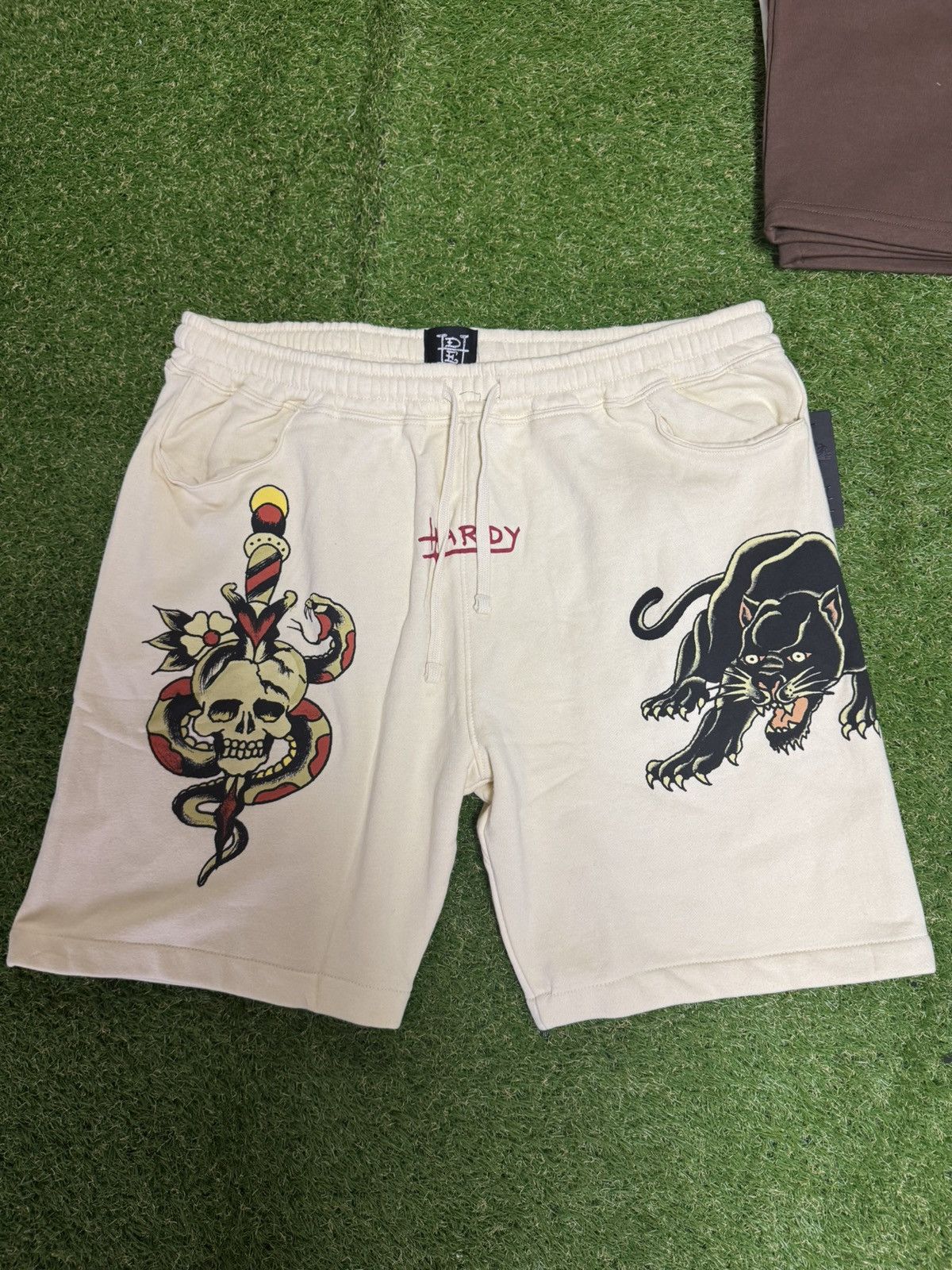 Ed Hardy Ed Hardy Dagger Sweatshorts Size US 35 - 1 Thumbnail
