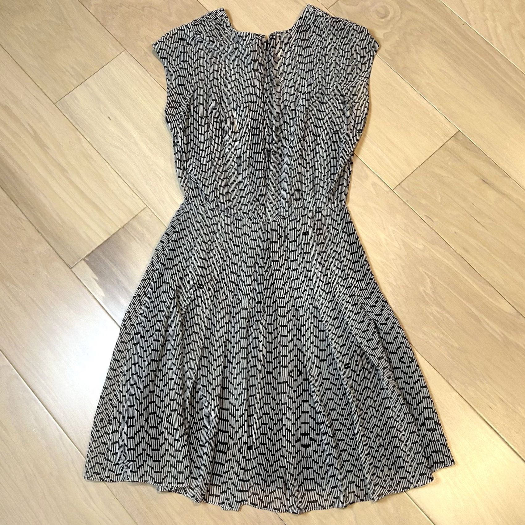 Reiss Reiss Marcy Bead Print Flippy Dress Women’s USA 2 Black Multicolor Short Sleeve V-Neck Zip Mini Dress Womens USA 2 Reiss Bead Print Flippy Dress Size XS / US 0-2 / IT 36-38 - 3 Thumbnail