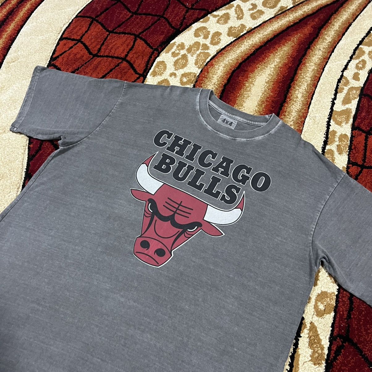 NFL Vintage Thrashed Faded Chicago Bulls Erd Grunge T Shirt Size US XL / EU 56 / 4 - 2 Thumbnail