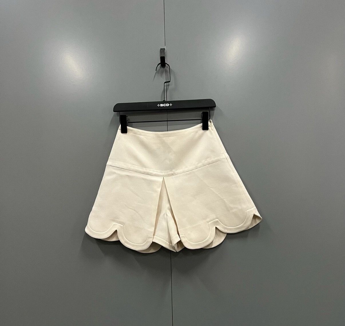 Valentino Valentino Beige Petal-shaped Shorts J41 Size 26" / US 2 / IT 38 - 1 Thumbnail