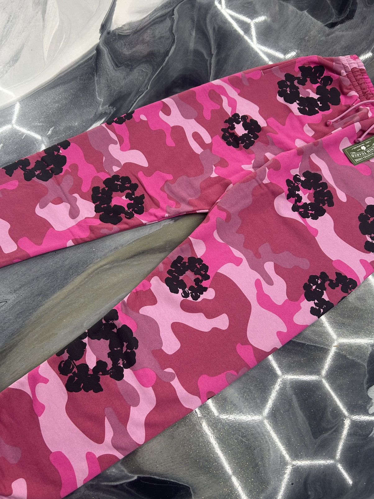 DENIM TEARS Denim Tears Pink Camo Cotton Wreath Sweatpants Size M Size US 32 / EU 48 - 6 Thumbnail