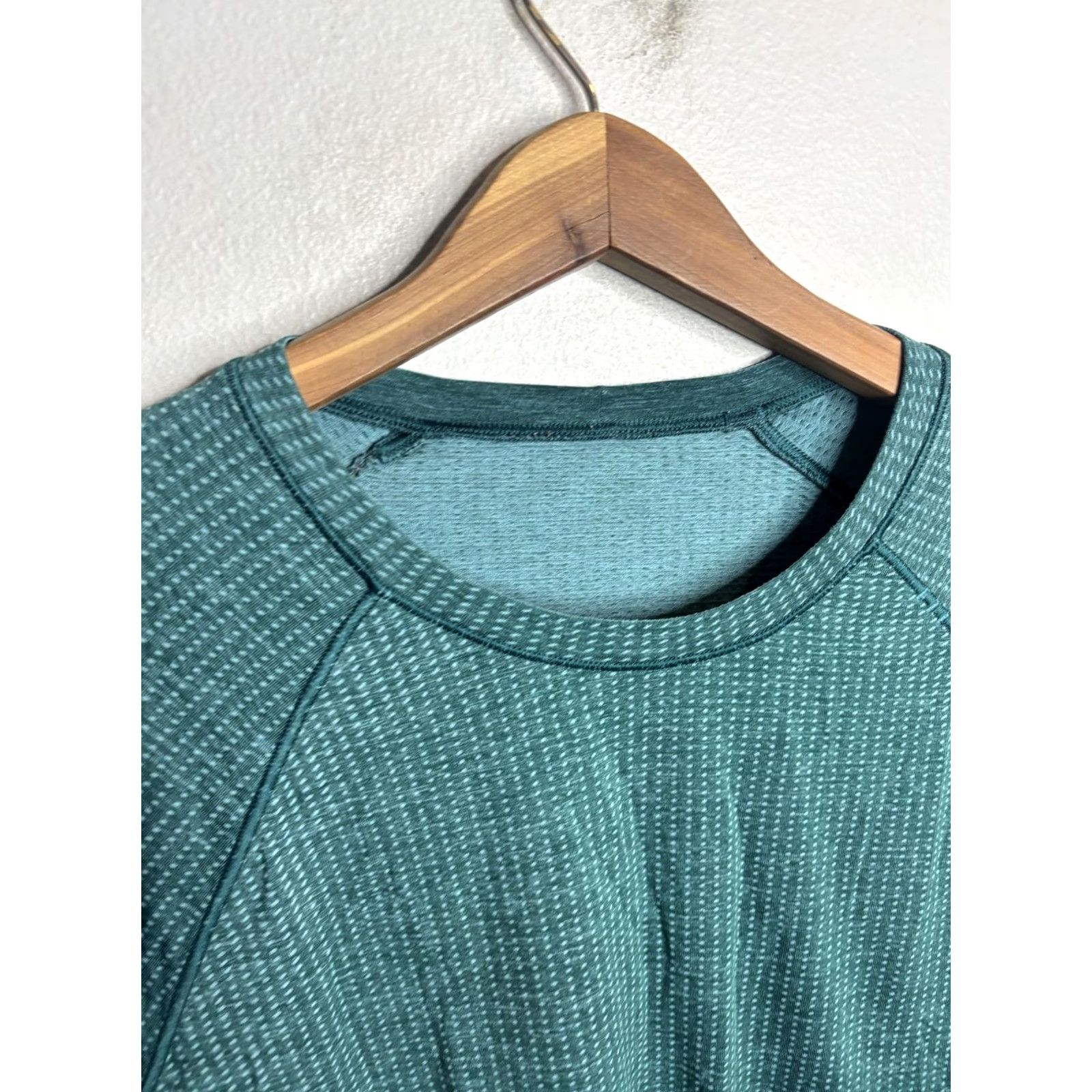Lululemon Lululemon Long Sleeve Shirt Mens Green Teal Crewneck Raglan Athletic Running Size US L / EU 52-54 / 3 - 3 Thumbnail