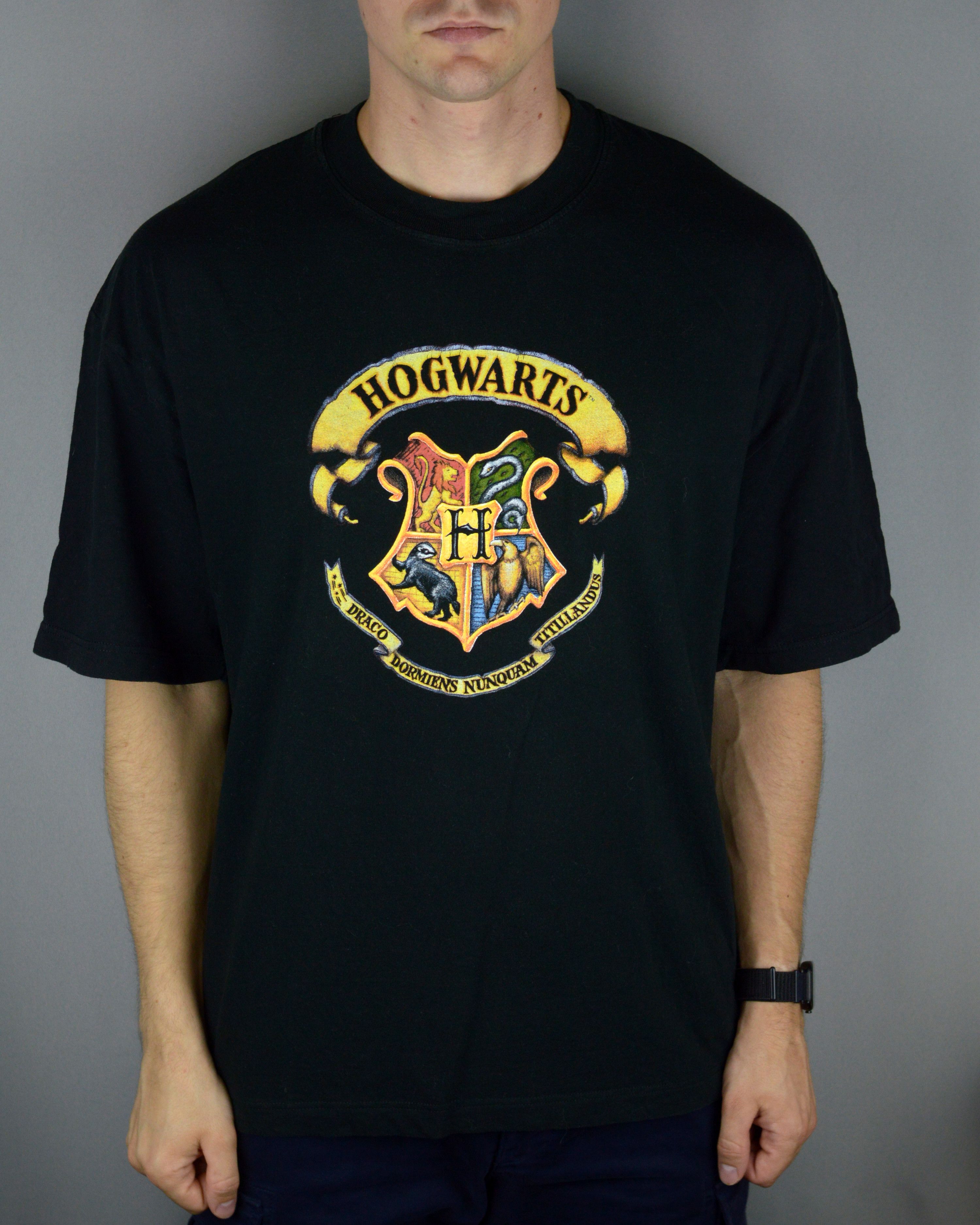 Vintage Vintage Harry Potter Hogwarts 2001 t shirt Size US XL / EU 56 / 4 - 1 Thumbnail