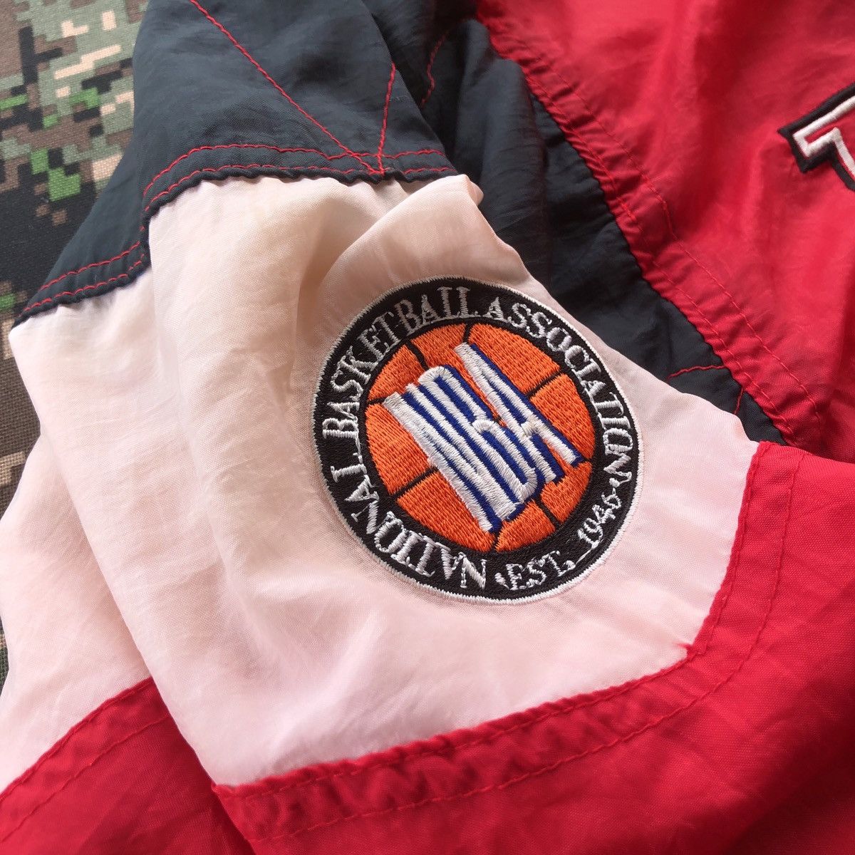 NBA × Vintage Vtg 90s Chicago Bull Big Logo Windbreaker Jacket Size US L / EU 52-54 / 3 - 8 Thumbnail