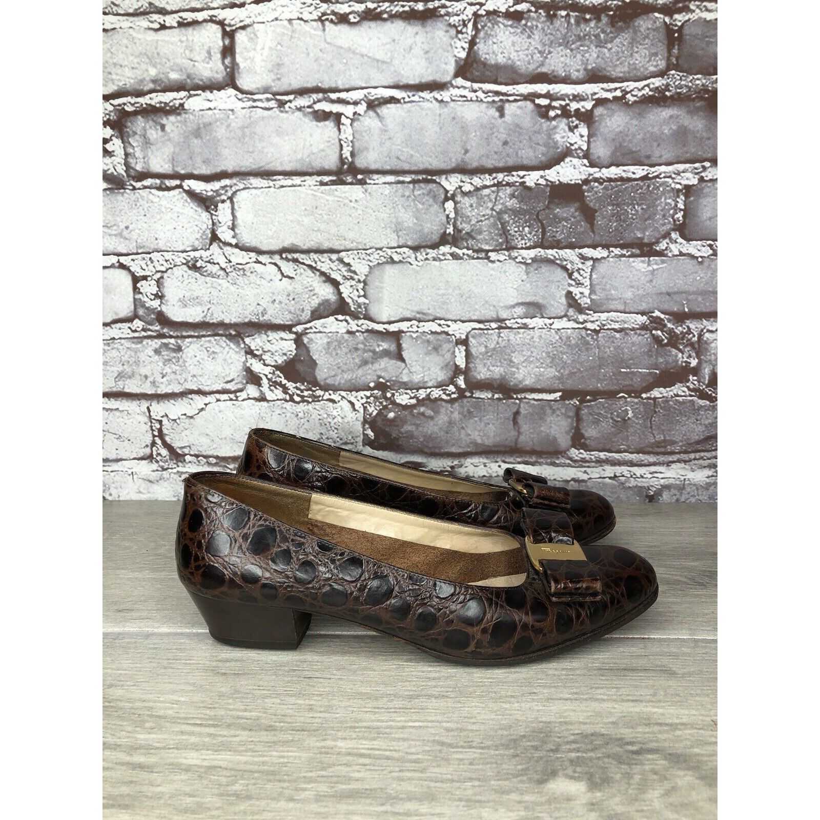 Salvatore Ferragamo Salvatore Ferragamo Vara Brown Leather Croc Embossed Bow Hee Size US 5.5 / IT 35.5 - 17 Thumbnail