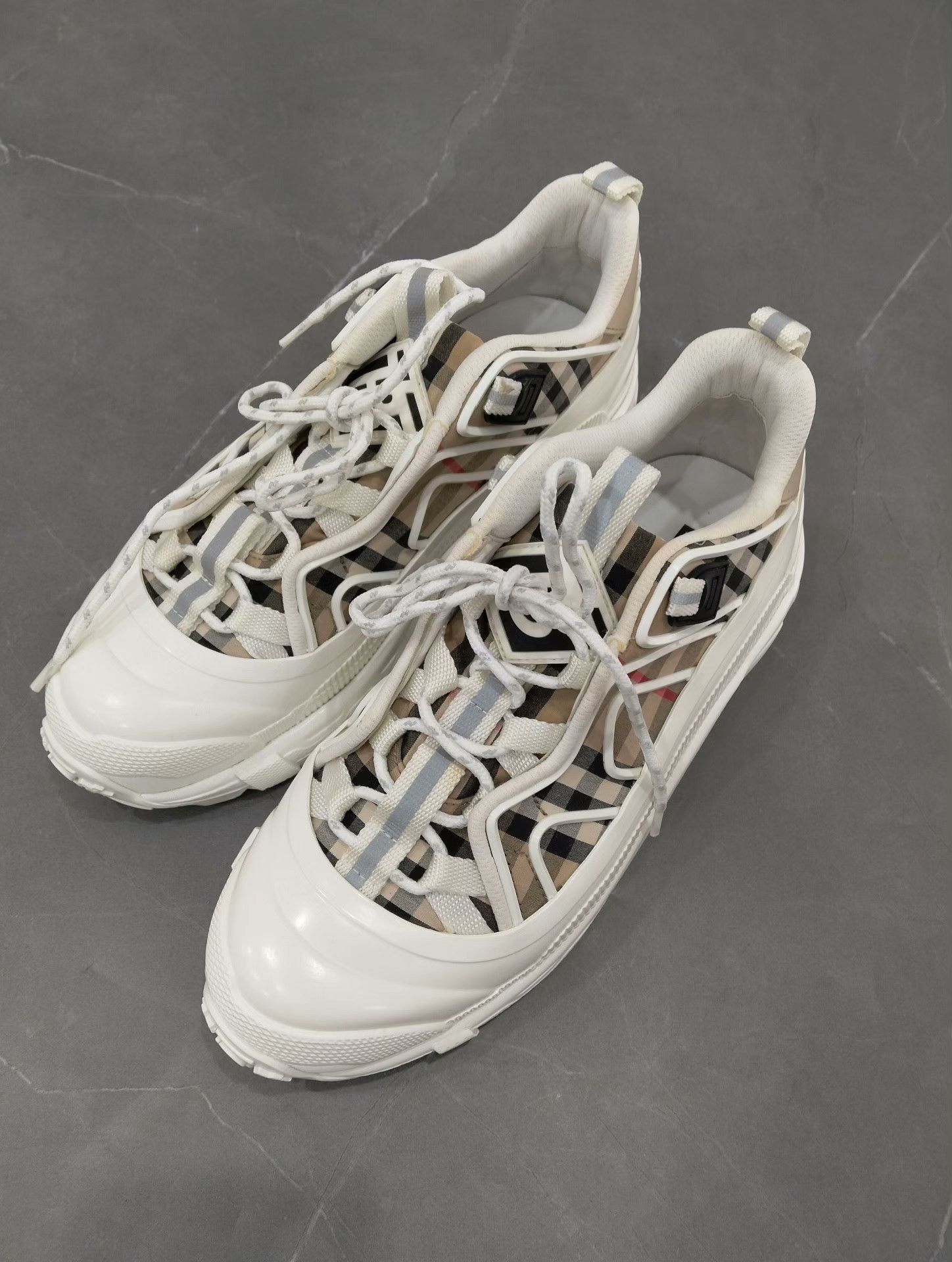 Burberry Burberry Lowtop Sneakers 40 Men Size US 7.5 / EU 40-41 - 1 Thumbnail