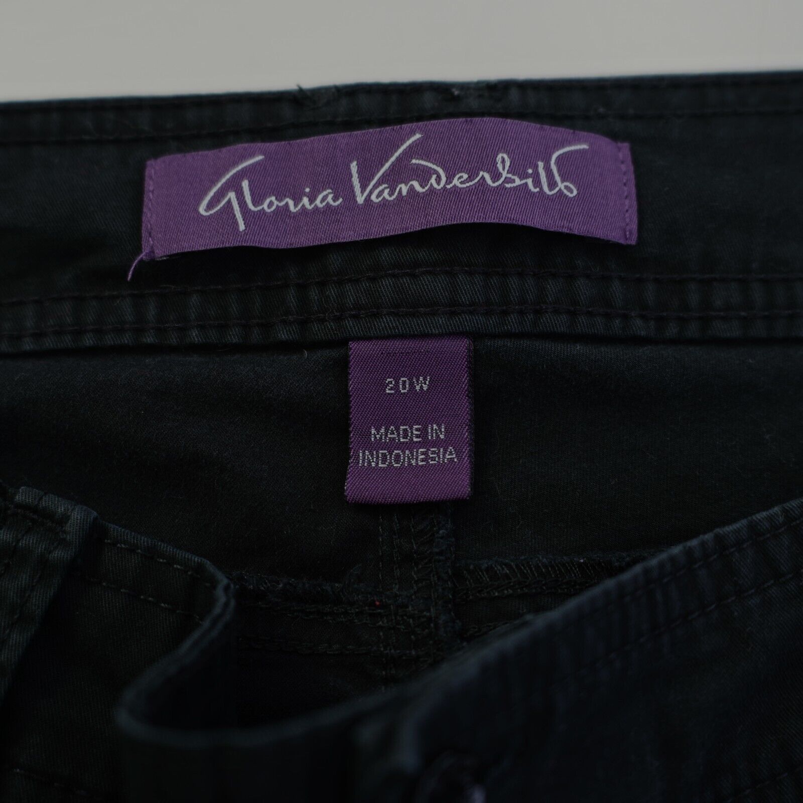 Gloria Vanderbilt Gloria Vanderbilt Black Capri Pants 20W Floral Embrodiery Hi Size 42" / US 20 - 10 Thumbnail