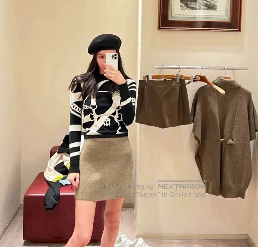 Hermes Hermès Women's Black Cashmere Sweater. Size US M / EU 48-50 / 2 - 4 Thumbnail