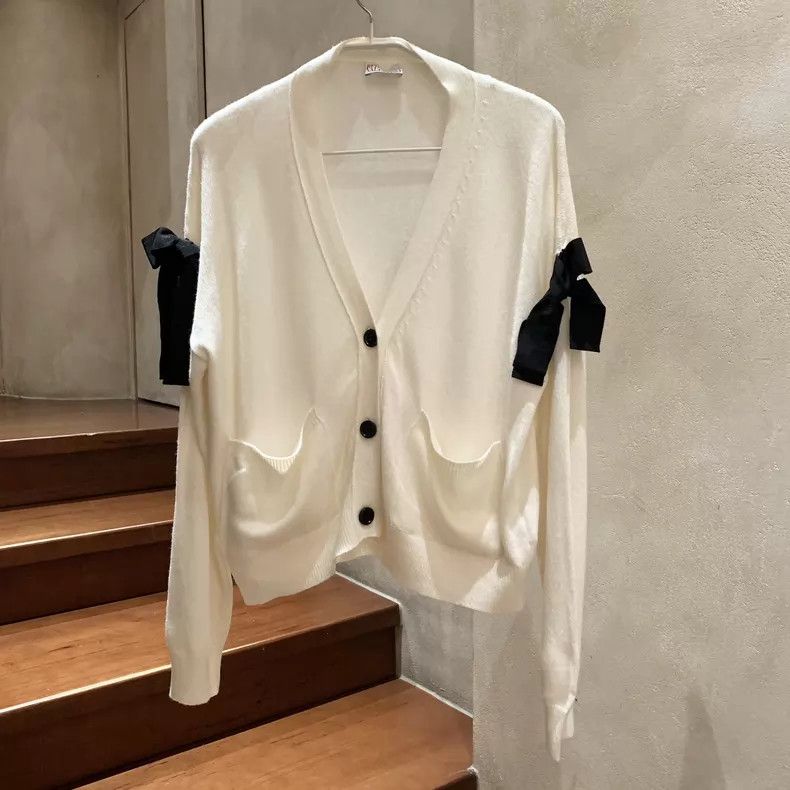 Valentino Valentino Bow sweater Size M / US 6-8 / IT 42-44 - 1 Thumbnail
