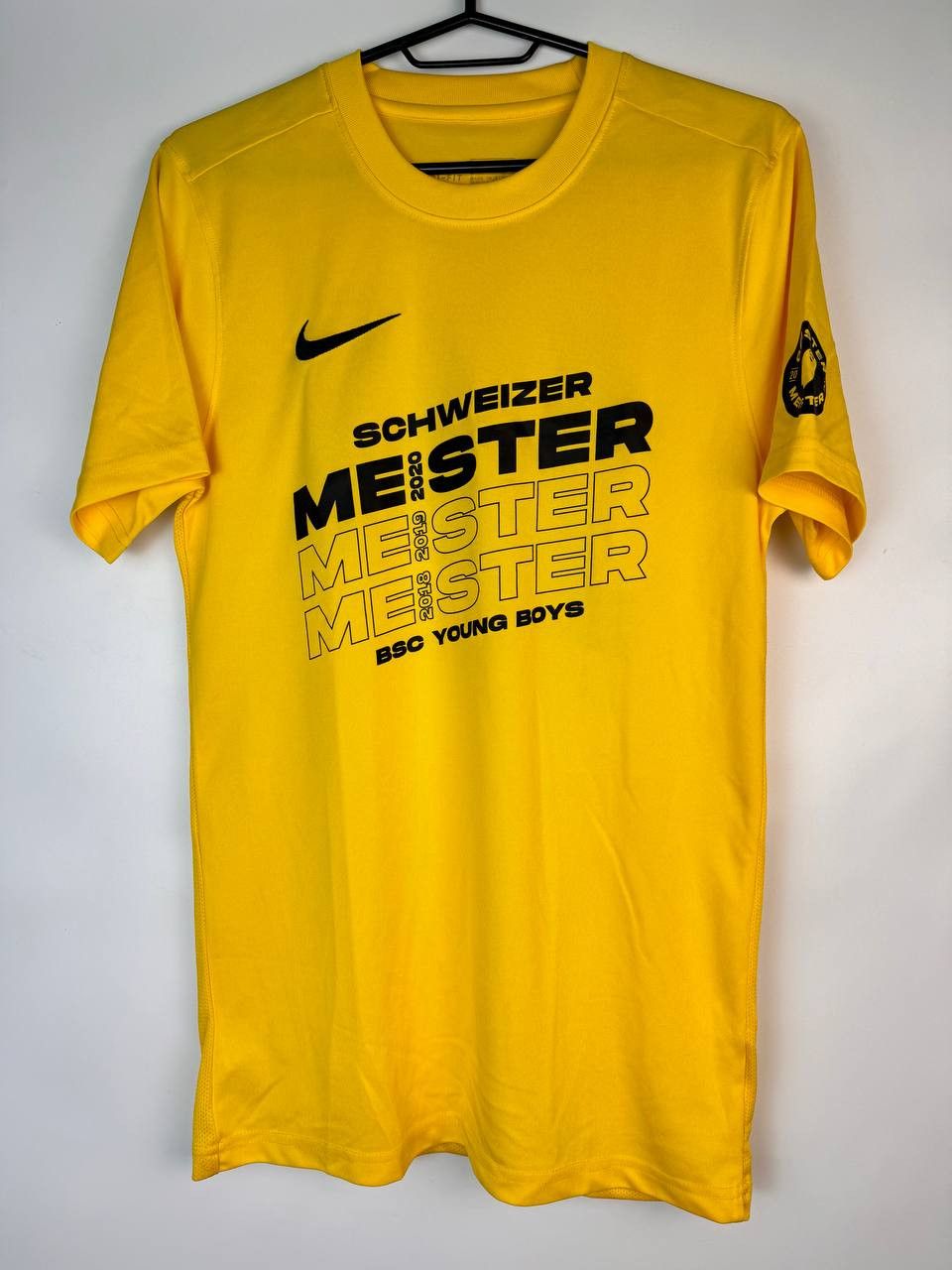 Nike YOUNG BOYS SCHWEIZER MEISTER 2020 HOME FOOTBALL SHIRT JERSEY Size US S / EU 44-46 / 1 - 1 Thumbnail
