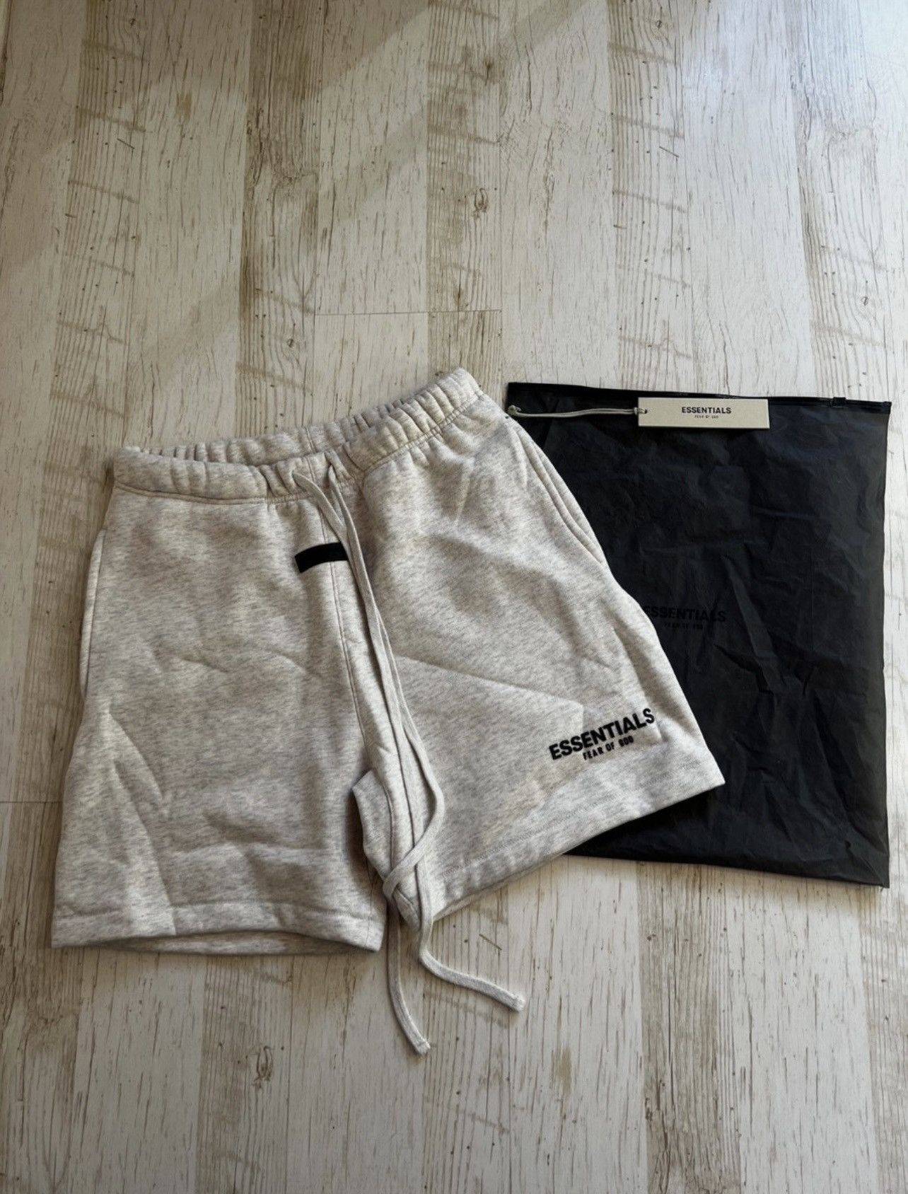 Essentials Fear of God Essentials Light Oatmeal Fleece Shorts Size M Size US 30 / EU 46 - 4 Thumbnail