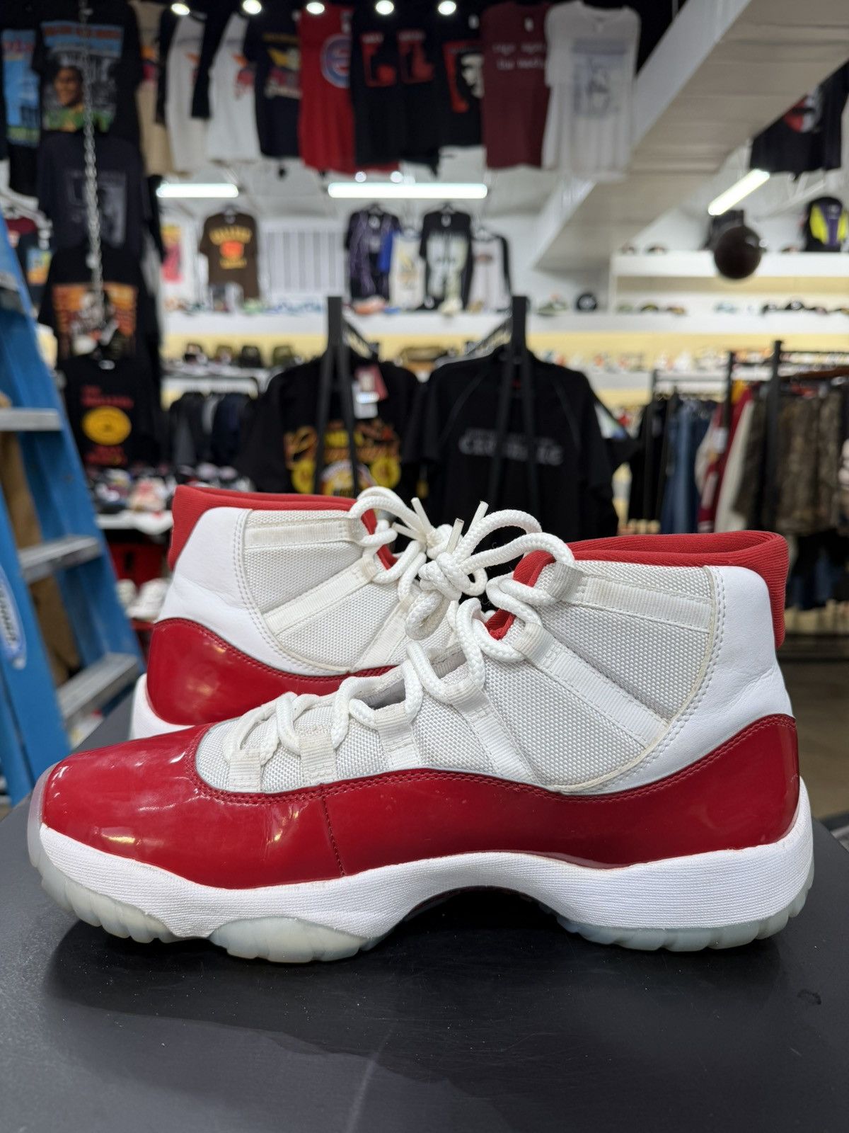Jordan Brand Air Jordan 11 Cherry Size 11 (2022) Size US 11 / EU 44 - 4 Thumbnail