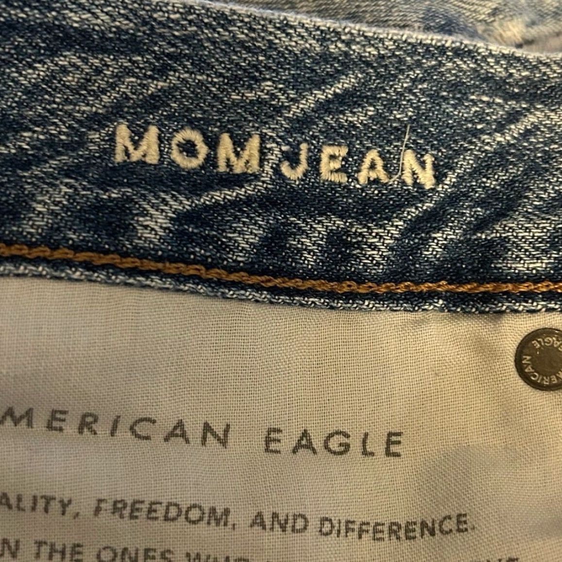 American Eagle Outfitters VINTAGE American Eagle Jeans Blue Denim High Rise Mom Distressed Thrashed 8 Womens Jeans Regular 30in 27in Inseam Womens Size 30" / US 8 / IT 44 - 5 Thumbnail