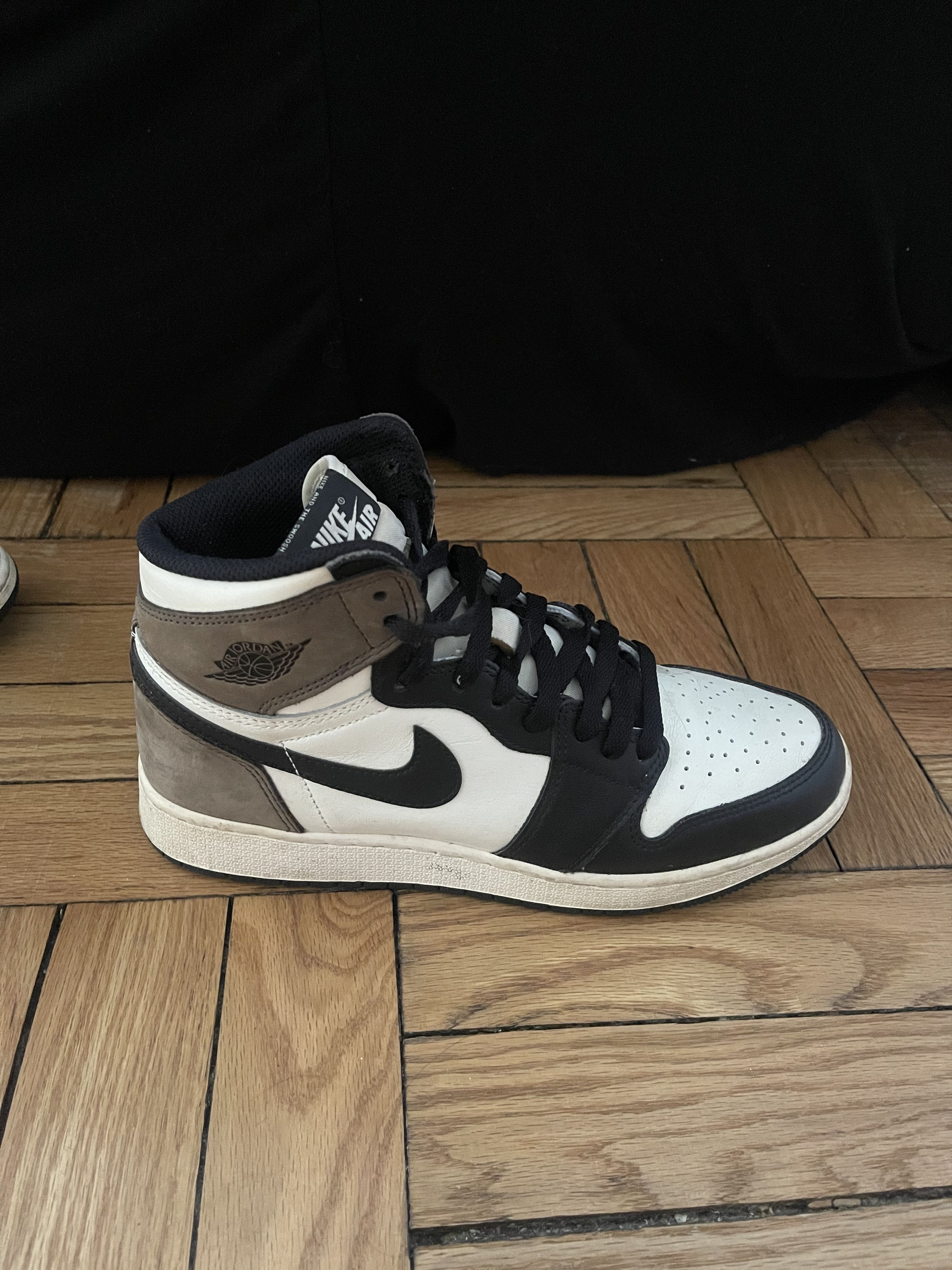 Nike Authentic High Top Mocha Jordan 1s, Mens 7/Womens 8.5 Size US 7 / EU 40 - 3 Thumbnail