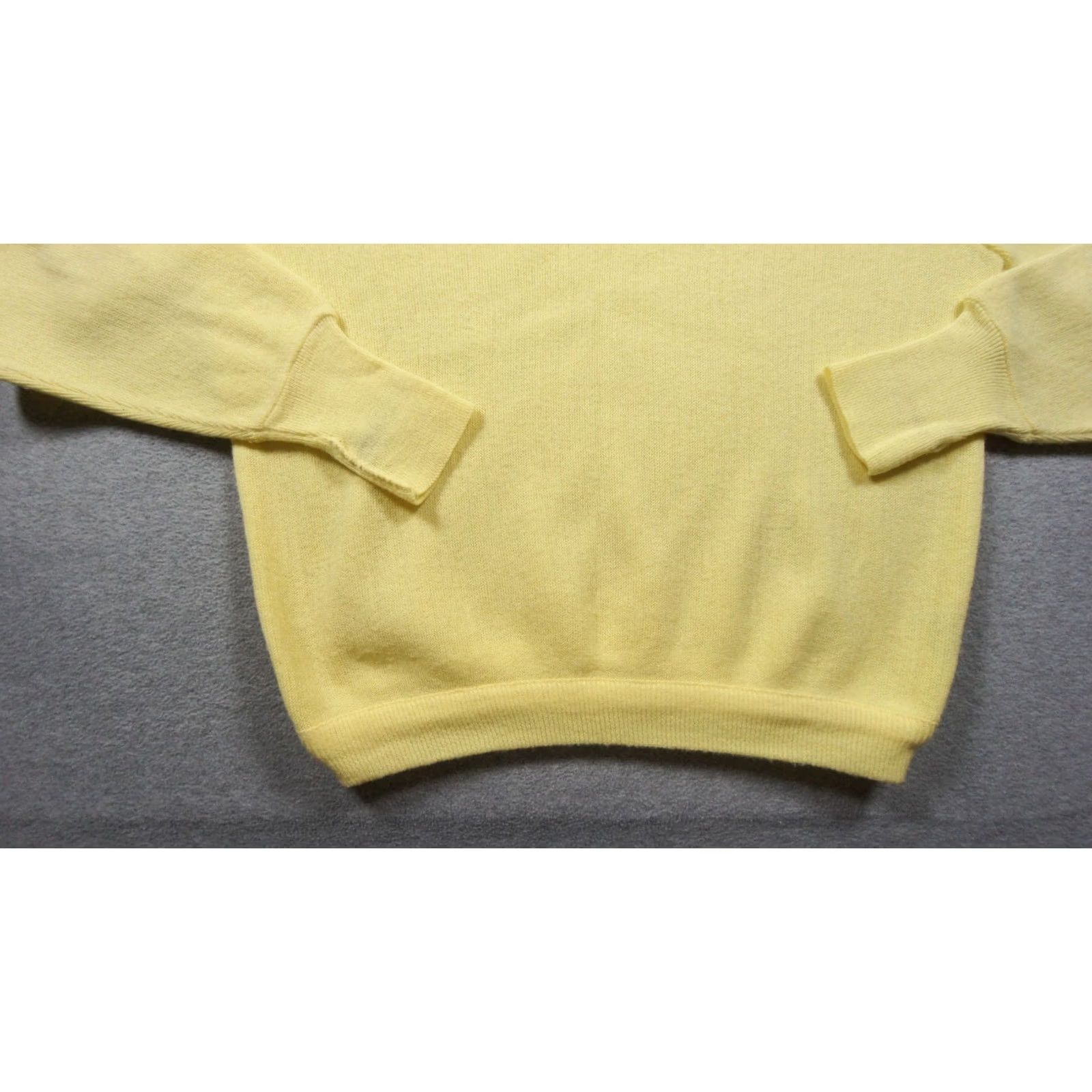 Izod VINTAGE Izod Sweater Mens Large Yellow Knit Vneck Preppy Lacoste Gator Grandpa Pullover Shirt Boys Womens Mens Size US L / EU 52-54 / 3 - 4 Thumbnail