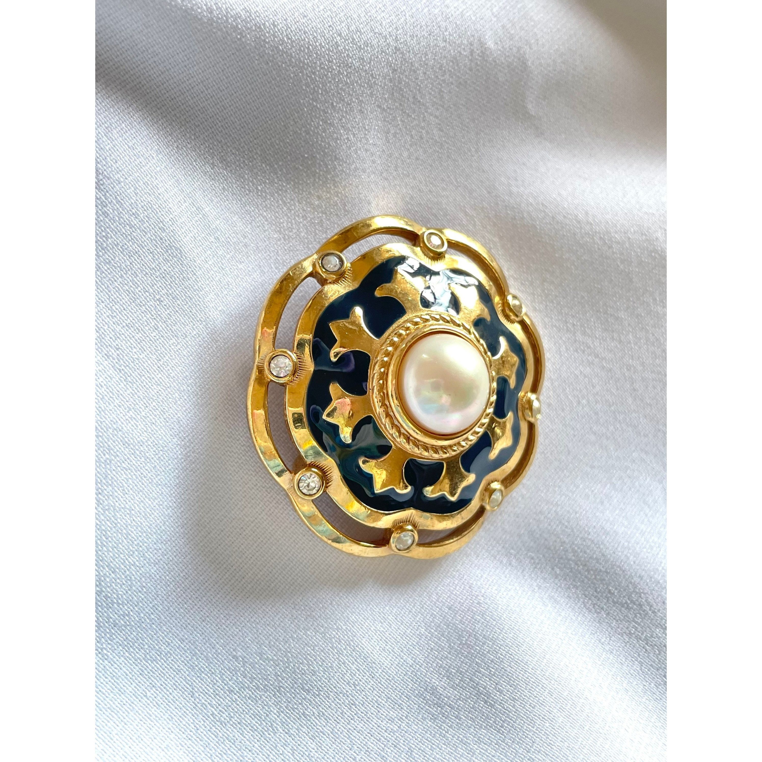 Burberry Vintage Burberry brooch faux pearl, crystal stones, and navy Size ONE SIZE - 5 Thumbnail