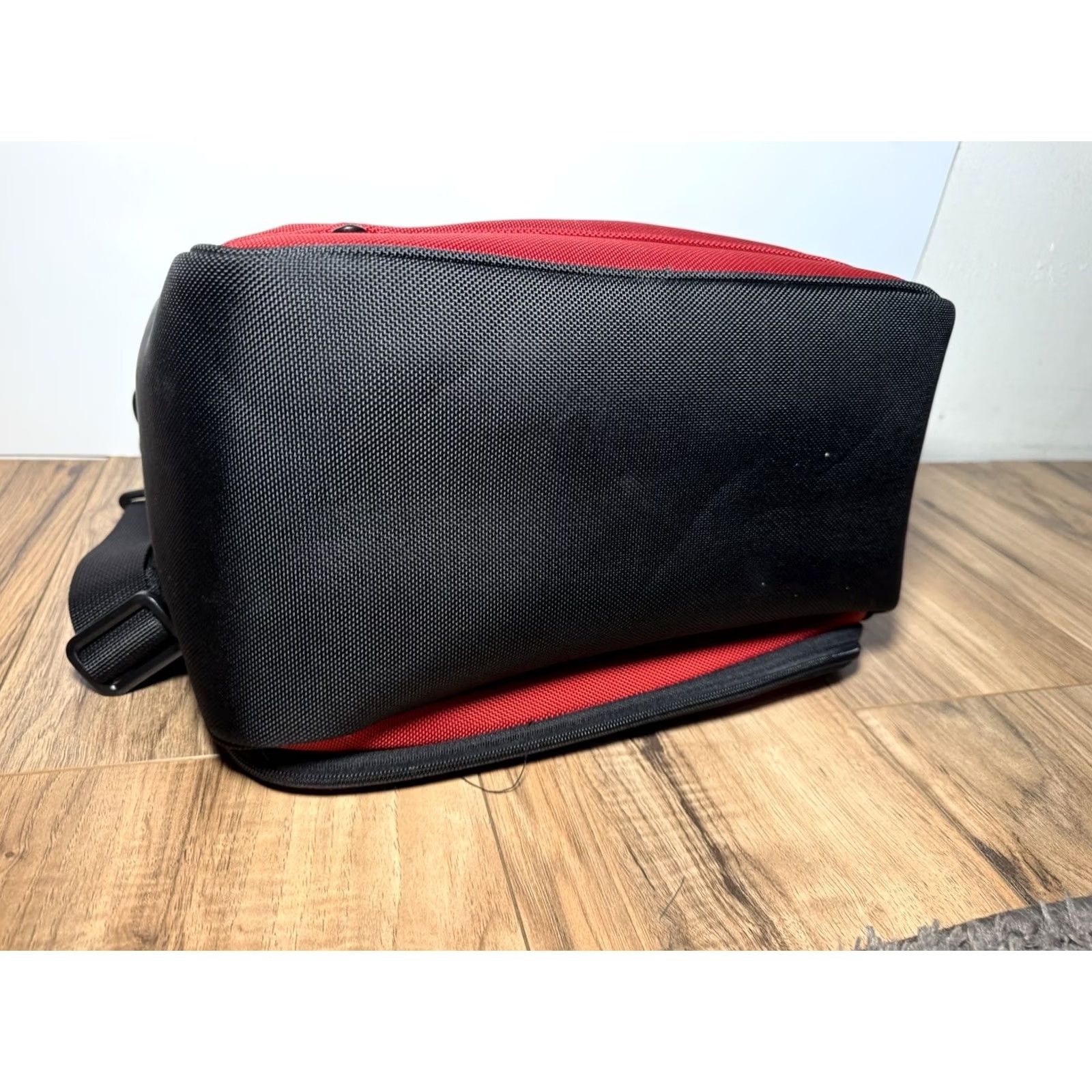Victorinox VINTAGE Victorinox Werks Traveler 3.0 Small Shoulder Bag Mulberry Red Women Messenger Ballistic Nylon Excellent Condition Size ONE SIZE - 6 Thumbnail