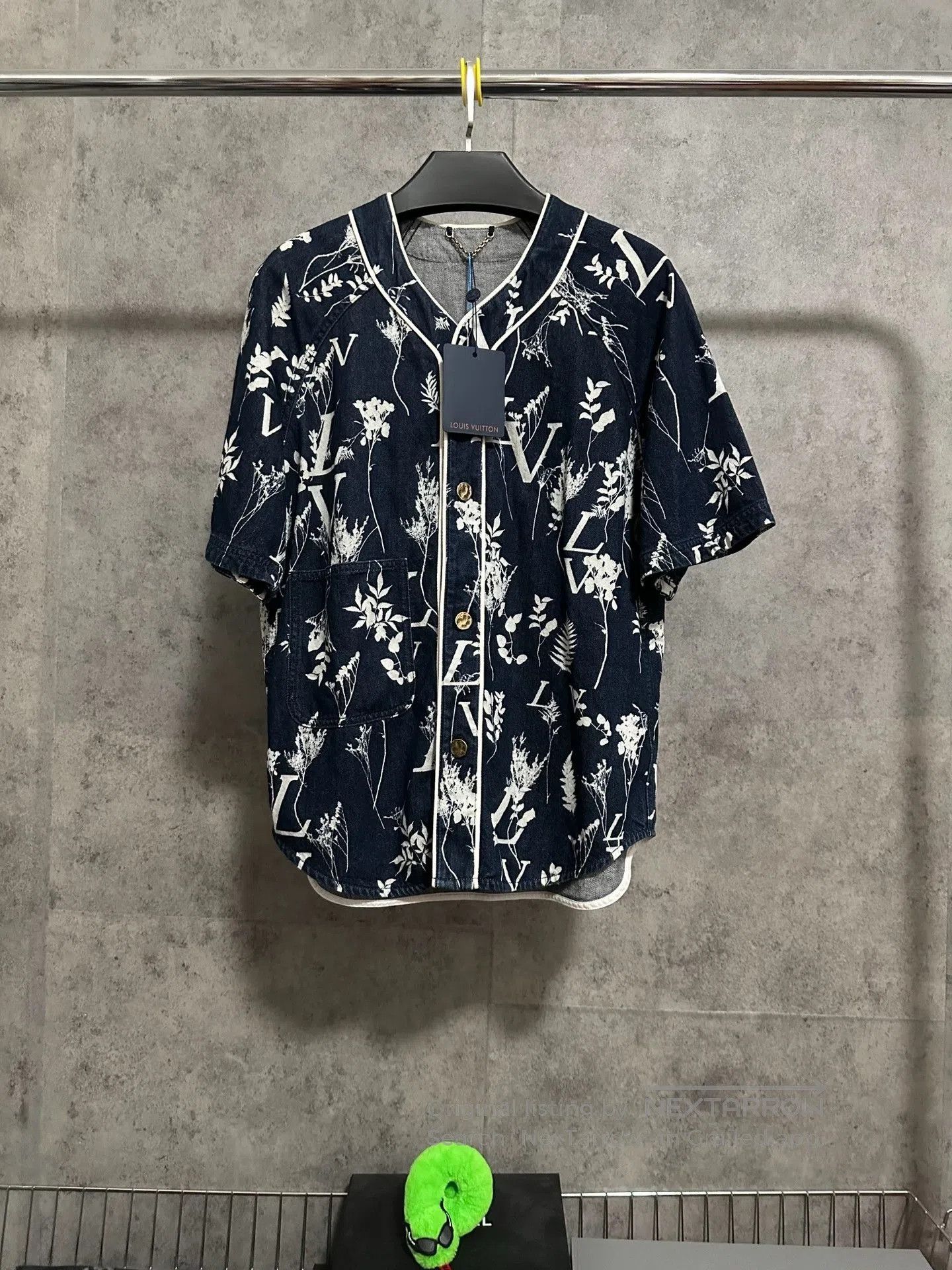 Louis Vuitton LV Denim Wheat Logo Short-Sleeve Shirt. Size US S / EU 44-46 / 1 - 1 Thumbnail