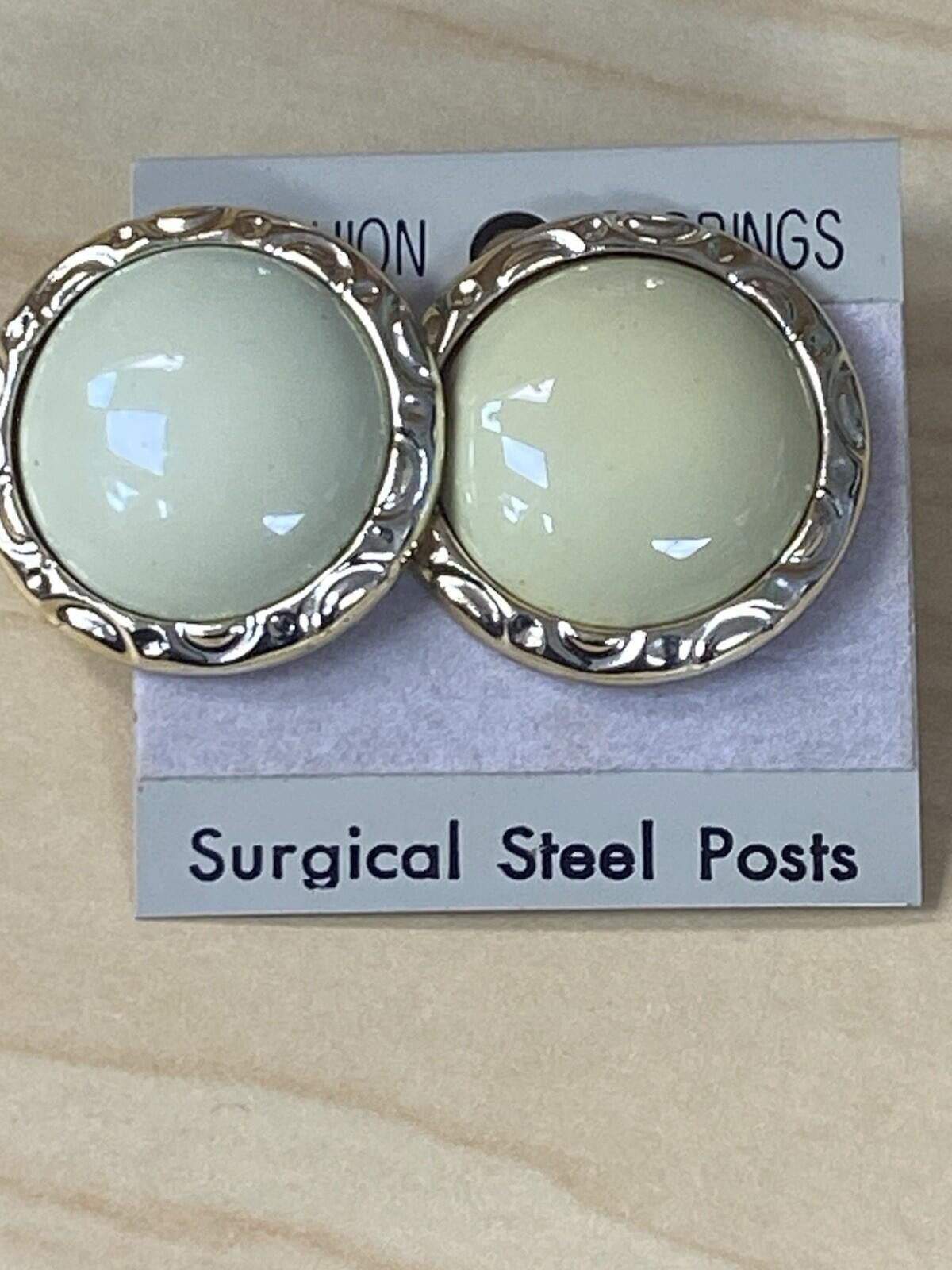 The Unbranded Brand Beautiful Gold Tone Cream Center Stud Earrings Size ONE SIZE - 2 Thumbnail