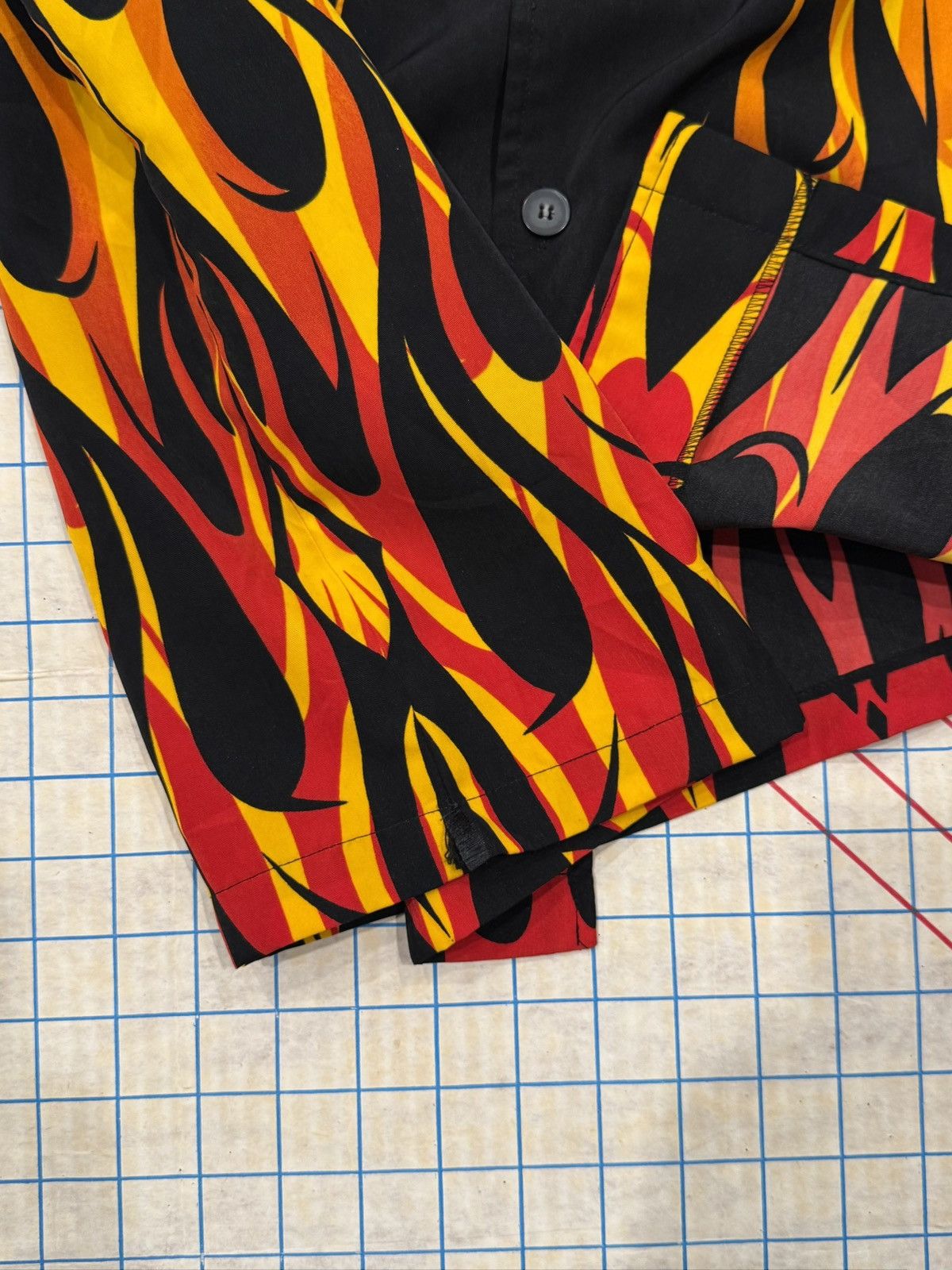 Vintage Vintage Odo Red Flame Short Sleeve Button Up Shirt Medium Size US M / EU 48-50 / 2 - 8 Thumbnail