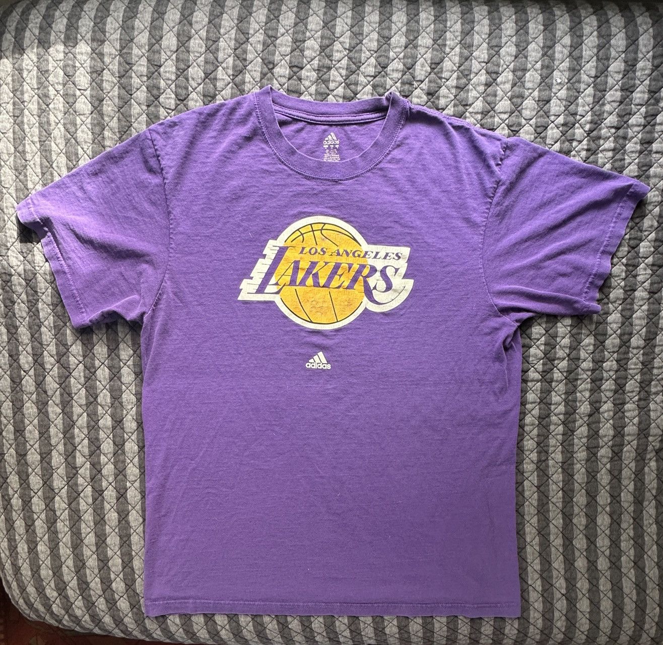 Adidas Vintage Adidas Lakers Tee Size US XL / EU 56 / 4 - 1 Thumbnail