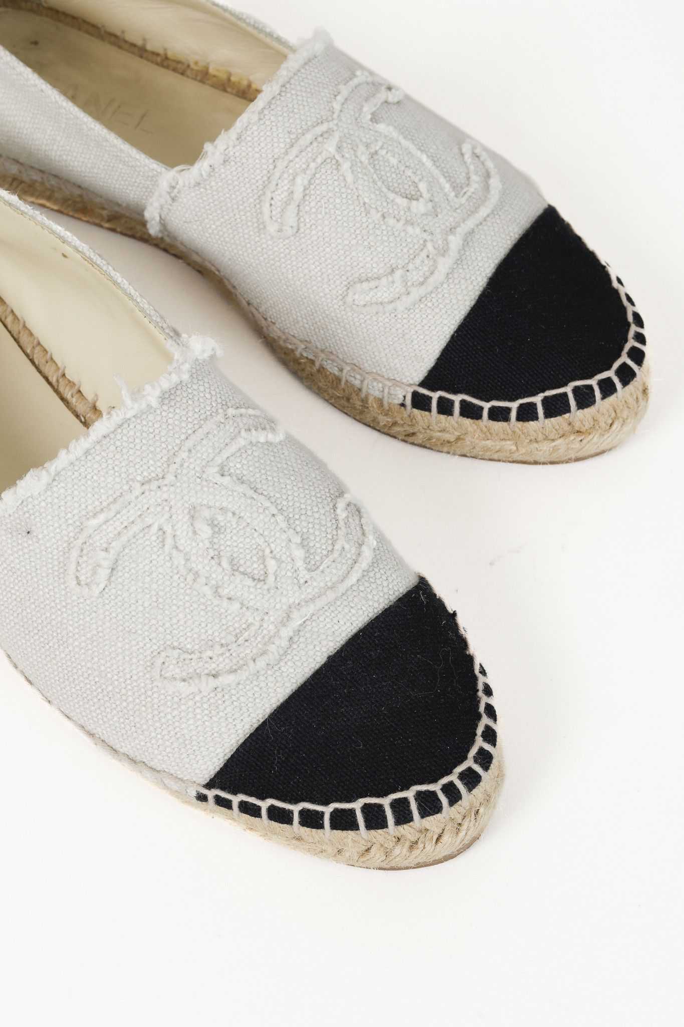 Chanel Chanel Fraying CC Espadrille Flats in White and Black Size US 7.5 / IT 37.5 - 7 Thumbnail