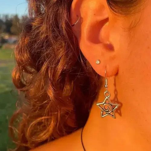 Diamond Earrings x Jewelry Cute Star Swirl Earring in Silver, Men's
