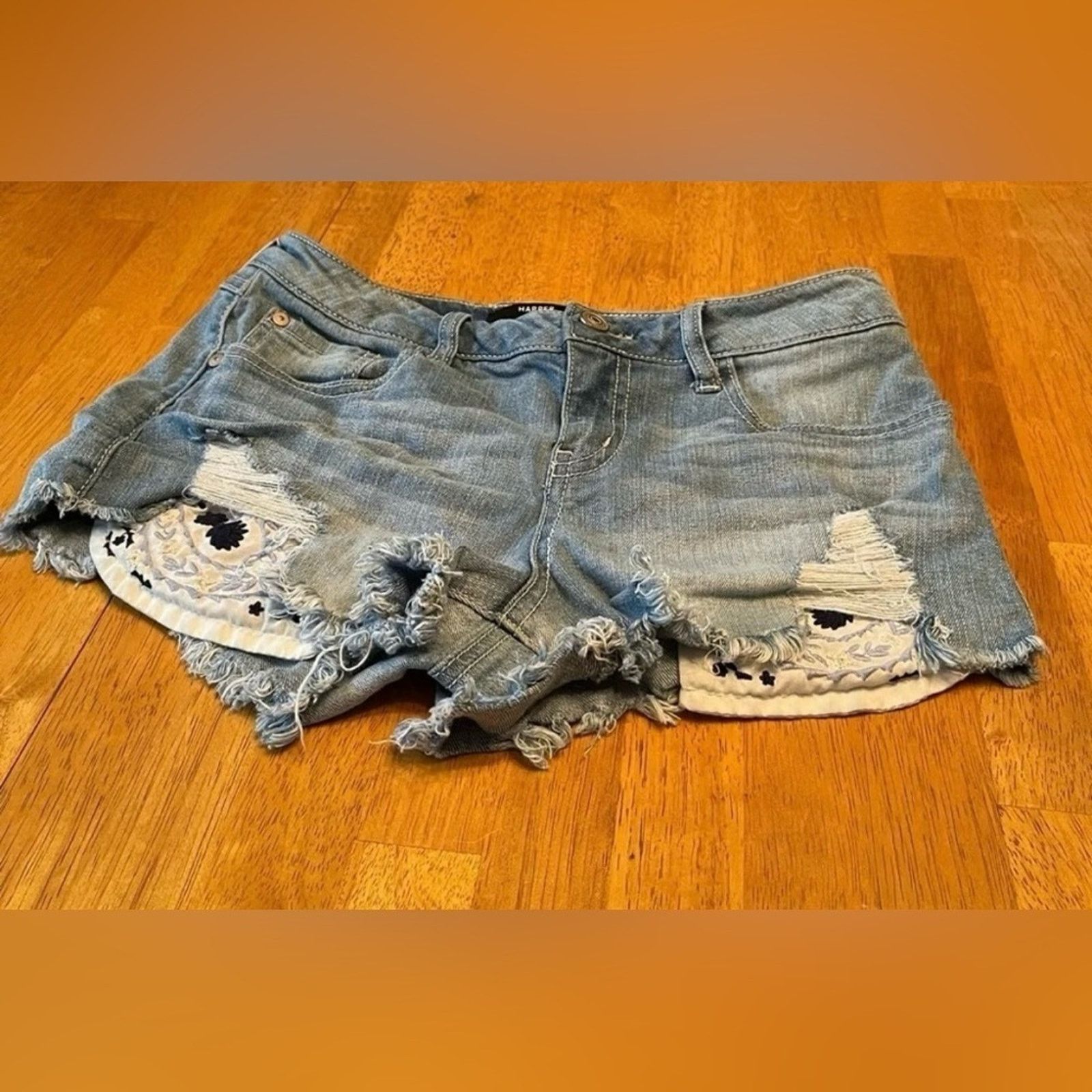 The Unbranded Brand Harper High Waisted denim shorts embroidered pocket, size 27 Size 27" / US 4 / IT 40 - 1 Thumbnail