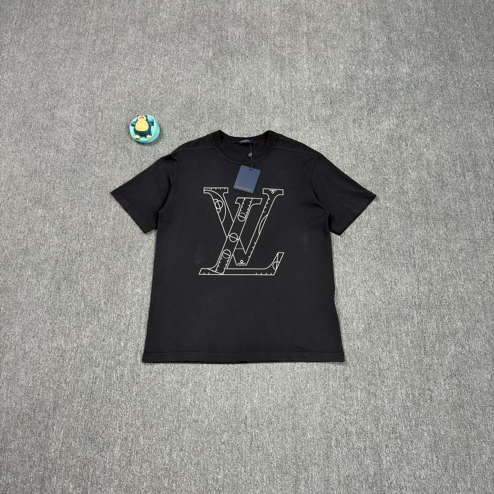 Louis Vuitton Louis Vuitton x NBA Logo T-Shirt Size L Size US L / EU 52-54 / 3 - 1 Thumbnail