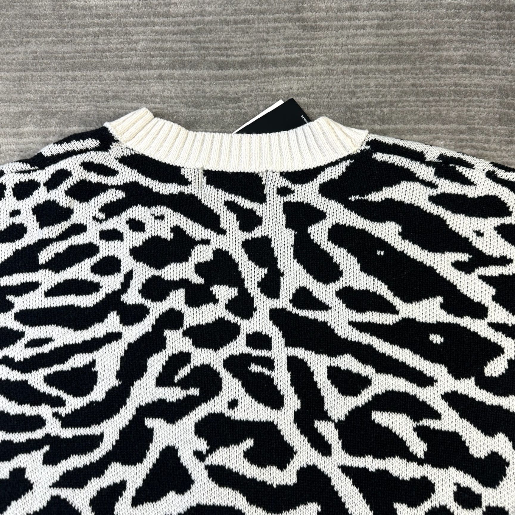 Jordan Brand VINTAGE Jordan Sweater Mens XL Cardigan White Black Elephant Print Heritage Size US XL / EU 56 / 4 - 4 Thumbnail