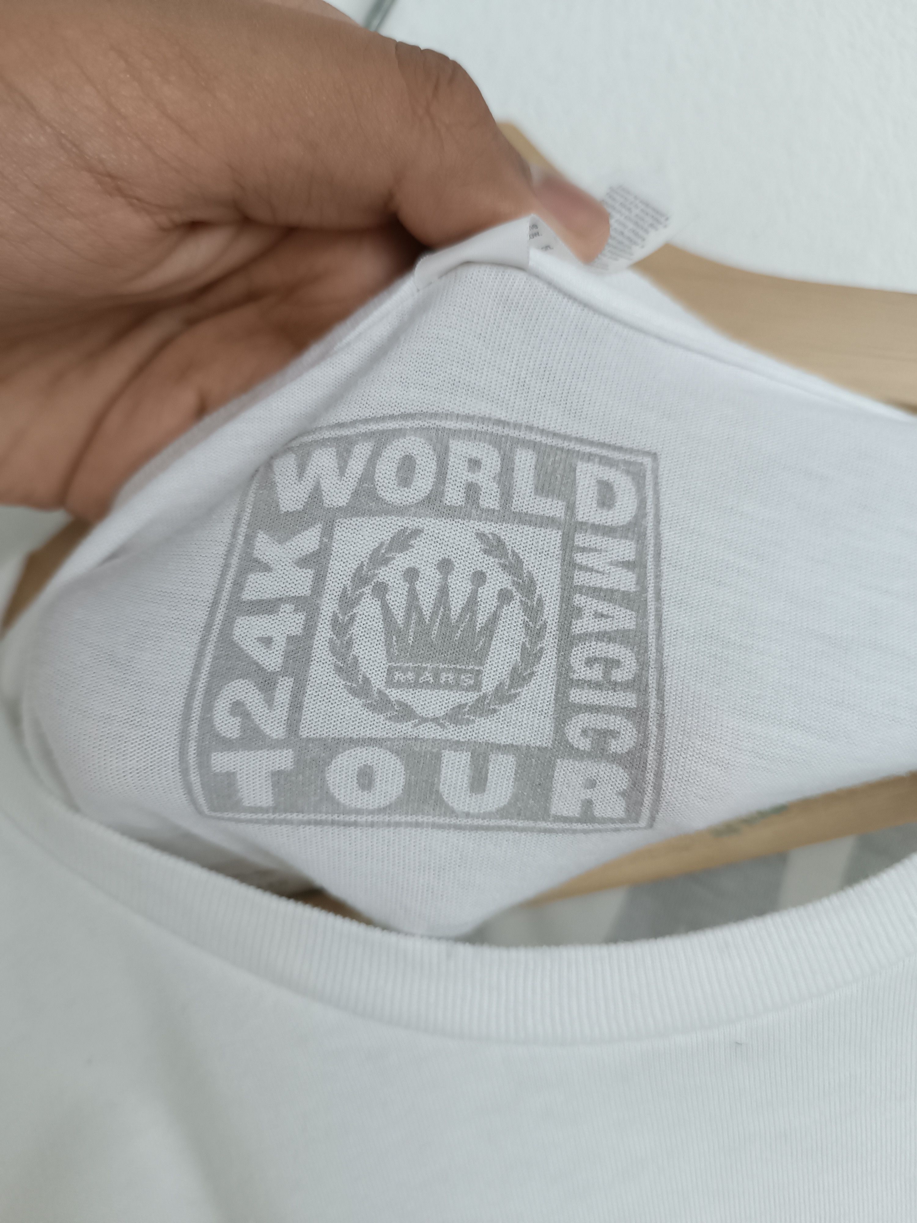 Rap Tees VINTAGE BRUNO MARS 2017 MAGIC TOUR TEE weeknd gaga drake Size US M / EU 48-50 / 2 - 9 Thumbnail