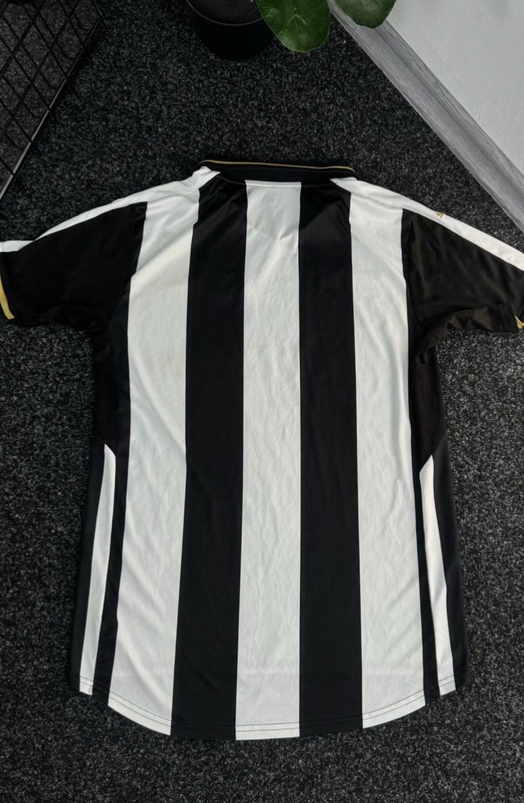 Puma FC Newcastle United Vintage Home Jersey Y2k Bloke-core Size US M / EU 48-50 / 2 - 7 Thumbnail