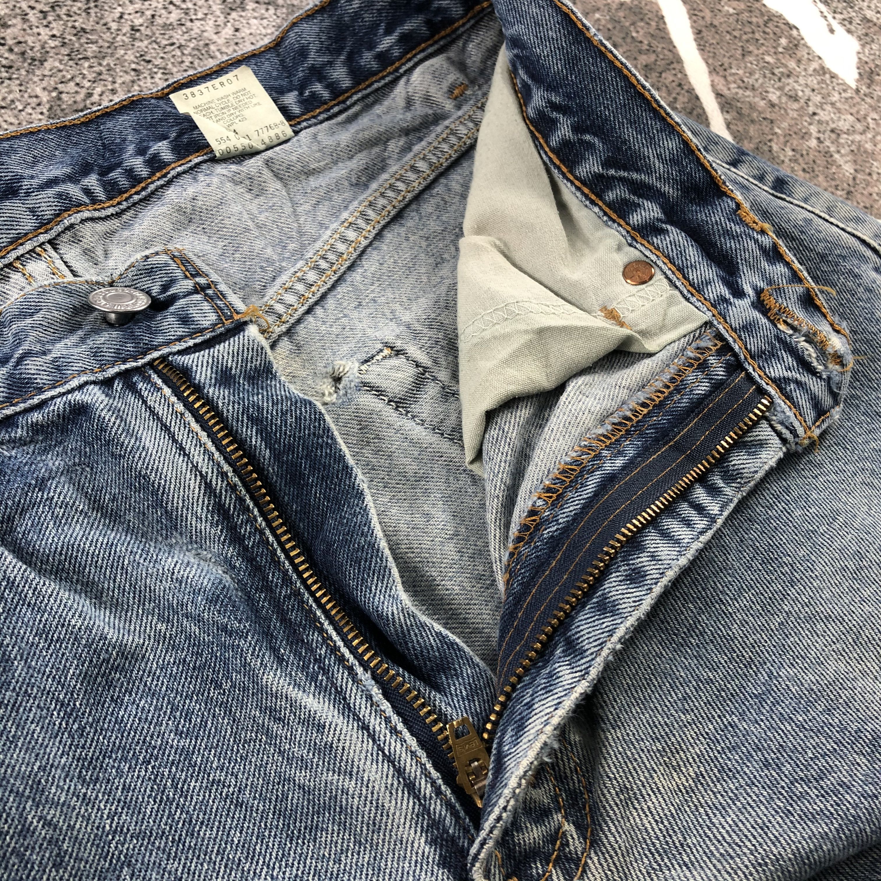 Levi's Vintage Levis 550 Jeans Distress Faded Blue Denim KJ865 Size US 31 - 12 Thumbnail