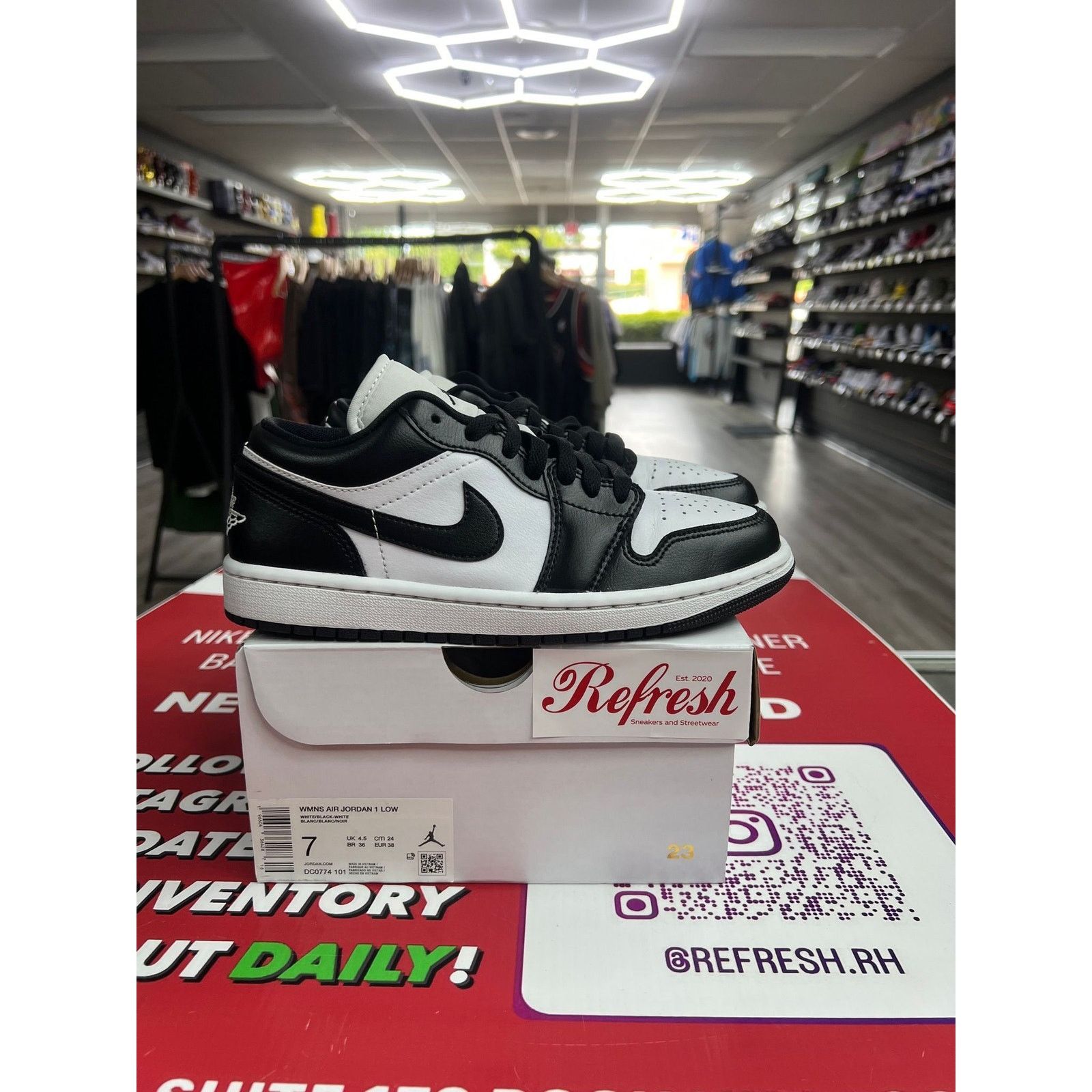 Air Jordan 1 Low Panda Size 7w/5.5y