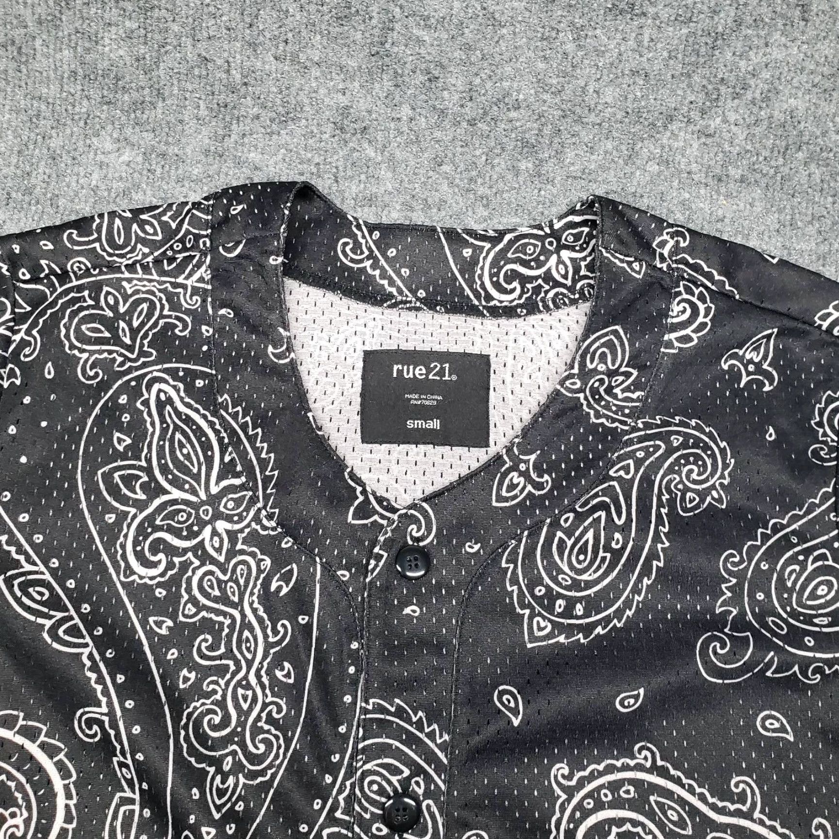Vintage Rue21 Jersey Shirt Mens S Black Paisley Short Sleeve Button Up Collarless New Size US S / EU 44-46 / 1 - 2 Thumbnail